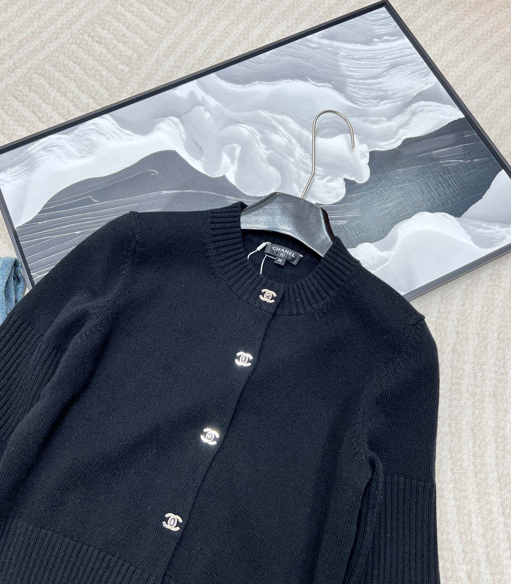 🆕 CHANEL 简约纯色羊绒开衫极简主义真的绝了，定制双C书包纽扣，看似简单上身却很气质！经典就是时尚