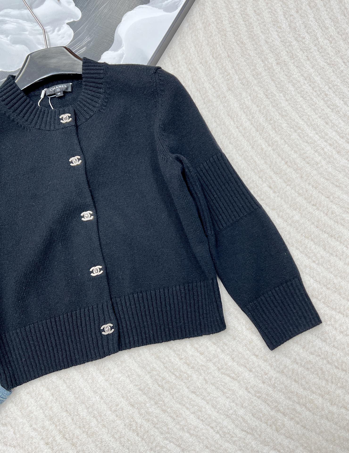 🆕 CHANEL 简约纯色羊绒开衫极简主义真的绝了，定制双C书包纽扣，看似简单上身却很气质！经典就是时尚