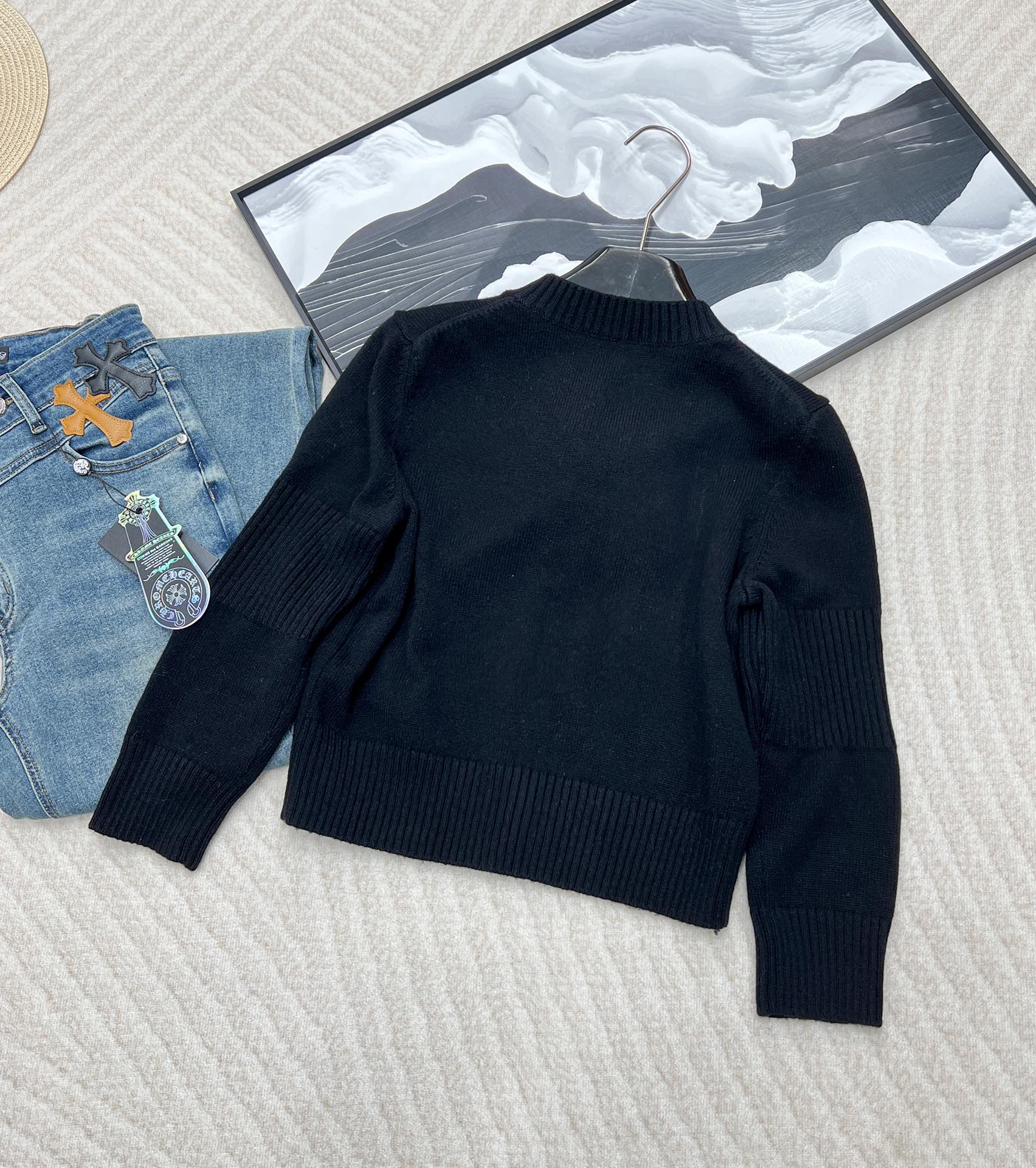 🆕 CHANEL 简约纯色羊绒开衫极简主义真的绝了，定制双C书包纽扣，看似简单上身却很气质！经典就是时尚