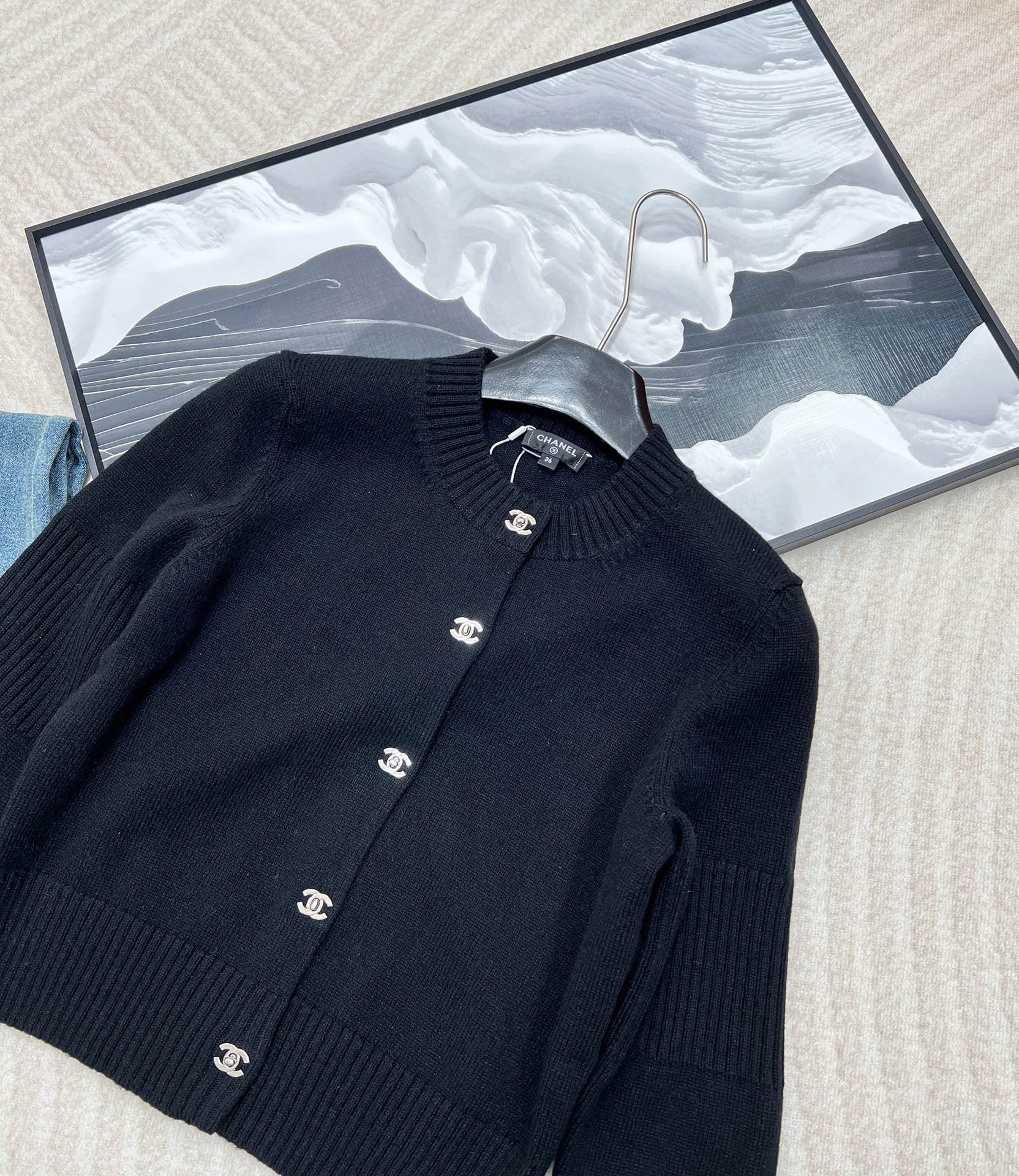 🆕 CHANEL 简约纯色羊绒开衫极简主义真的绝了，定制双C书包纽扣，看似简单上身却很气质！经典就是时尚