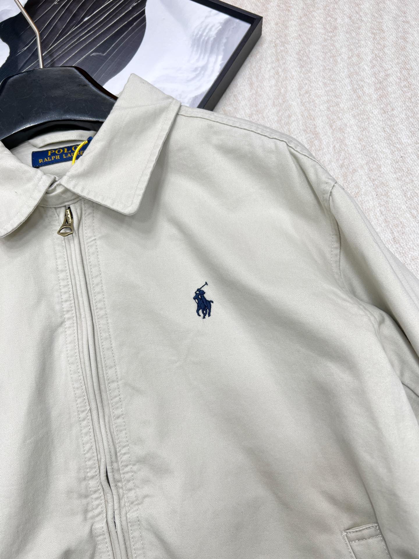 RalphLauren24SS复古夹克拉链外套采用了经典的拉链设计不仅穿脱方便更添一份帅气与利落刺绣小马