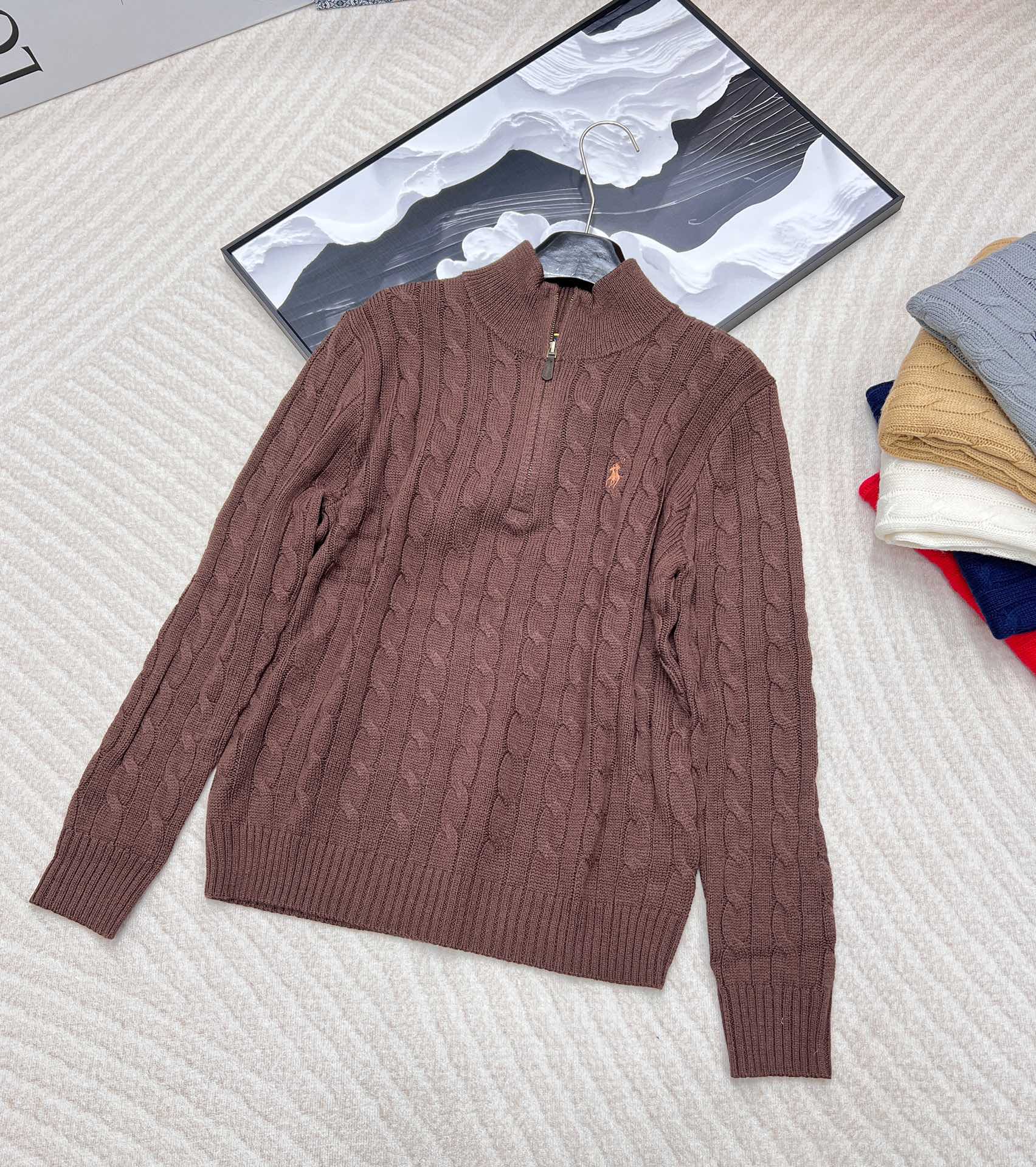 NO:496978,Ralph Lauren Knitted Wool Half Zipper for Men and Women. The original version is from the God of Men but it is made in five sizes, the same style for men and women!  The semi-zippered sweater is really too elegant and high-end, and it feels different from the basic twisted sweater. It feels so comfortable!  The semi-zipper has a retro flavor. Love it. The super versatile zipper collar design, the upper body has a cool atmosphere. The upper body is simple and generous and has a tone. The fabric is soft and comfortable, close to the body without being tied. The warmth is excellent. The three-dimensional weaving rope of imported machines is complicated, fluffy and soft, thick and tight, and the hem cuff thread process maintains the shape of the clothes without deformation for a long time. The zipper collar can be adjusted at will at will. The height of the neckline can be adjusted at will. The heavy industry small label embroidery details are clear and detailed. The small label on the chest is very three-dimensional and half-zipper polo collar design on the chest. The small label on the chest is casual and fashionable and full of vitality. The zippers are all clearly visible. The embedded zipper is slightly loose in style, which accommodates a variety of figures. The loose and moderate covers the flesh and makes it look slimming. The color is very good for men and women!  !  !  6 colors ~ Size xssmL code, loro piana, sweaters, alexander wang19860909Ralph Lauren 拉夫劳伦针织衫羊毛半拉链男女同款,原版是男神款来的但是做了五个尺寸,男女同款！半拉链毛衣真的太气质高级了,和基础麻花毛衣不同感觉 舒服到爆！半拉链自带复古味道爱了爱了～超级百搭的拉链领设计,上身带点酷酷的气息 上身简约大方很有腔调让人一眼沦陷～面料柔软舒适贴身不扎保暖性极好 进口机器立体织法绞花做工复杂,蓬松柔软 丰厚紧密,下摆袖口螺纹工艺 维持衣形久穿不变形简洁不拖沓,拉链领口可随意调节领口高度胸前重工小标刺绣细节清晰细节满分 很立体半拉链polo领设计胸前小标 休闲时尚充满活力 拉链都是logo清晰可见 嵌入式拉链略微宽松的版型,包容多种身材 松驰有度遮肉显瘦颜色很正男女同款！！！6色出～ 尺码xssmL 编码,,loro piana,sweaters,alexander wang,Women's clothing