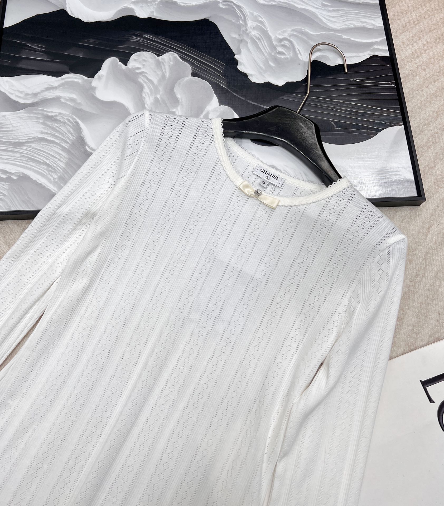 🆕 CHANEL 24SS滑雪系列木耳边字母打底长袖，镂空元素设计，进口莫代尔棉质感超级细腻柔软！经典圆