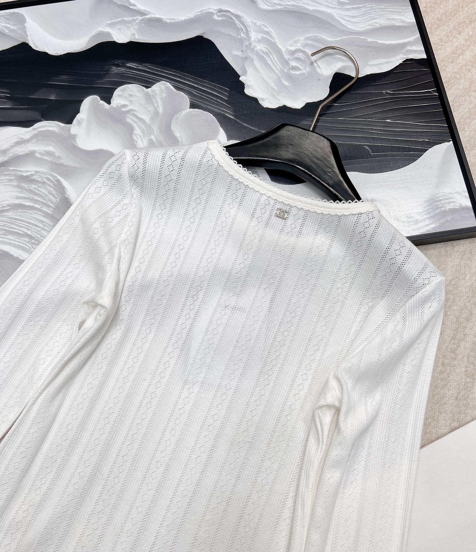 🆕 CHANEL 24SS滑雪系列木耳边字母打底长袖，镂空元素设计，进口莫代尔棉质感超级细腻柔软！经典圆