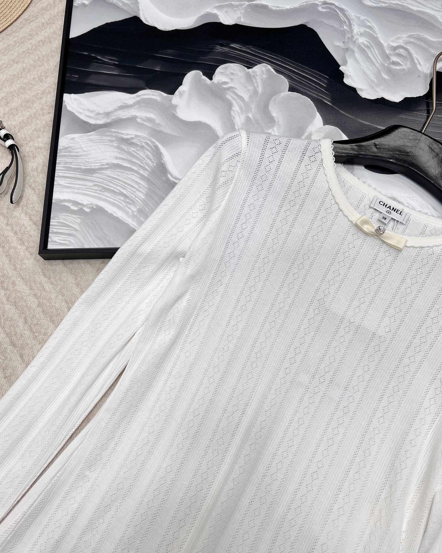 🆕 CHANEL 24SS滑雪系列木耳边字母打底长袖，镂空元素设计，进口莫代尔棉质感超级细腻柔软！经典圆