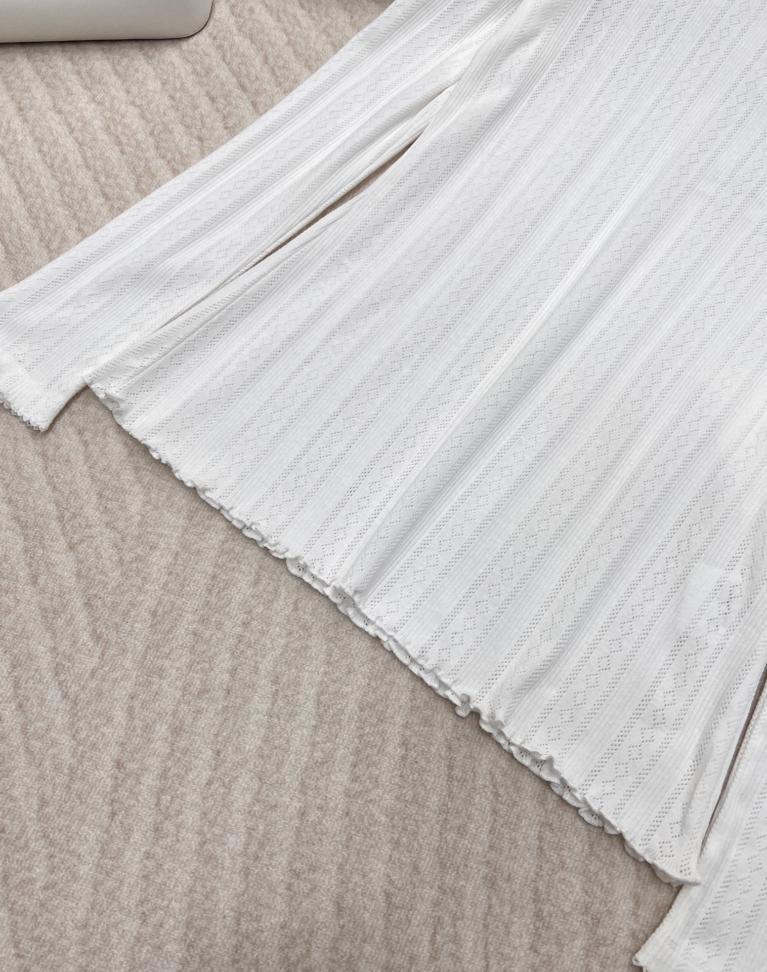 🆕 CHANEL 24SS滑雪系列木耳边字母打底长袖，镂空元素设计，进口莫代尔棉质感超级细腻柔软！经典圆