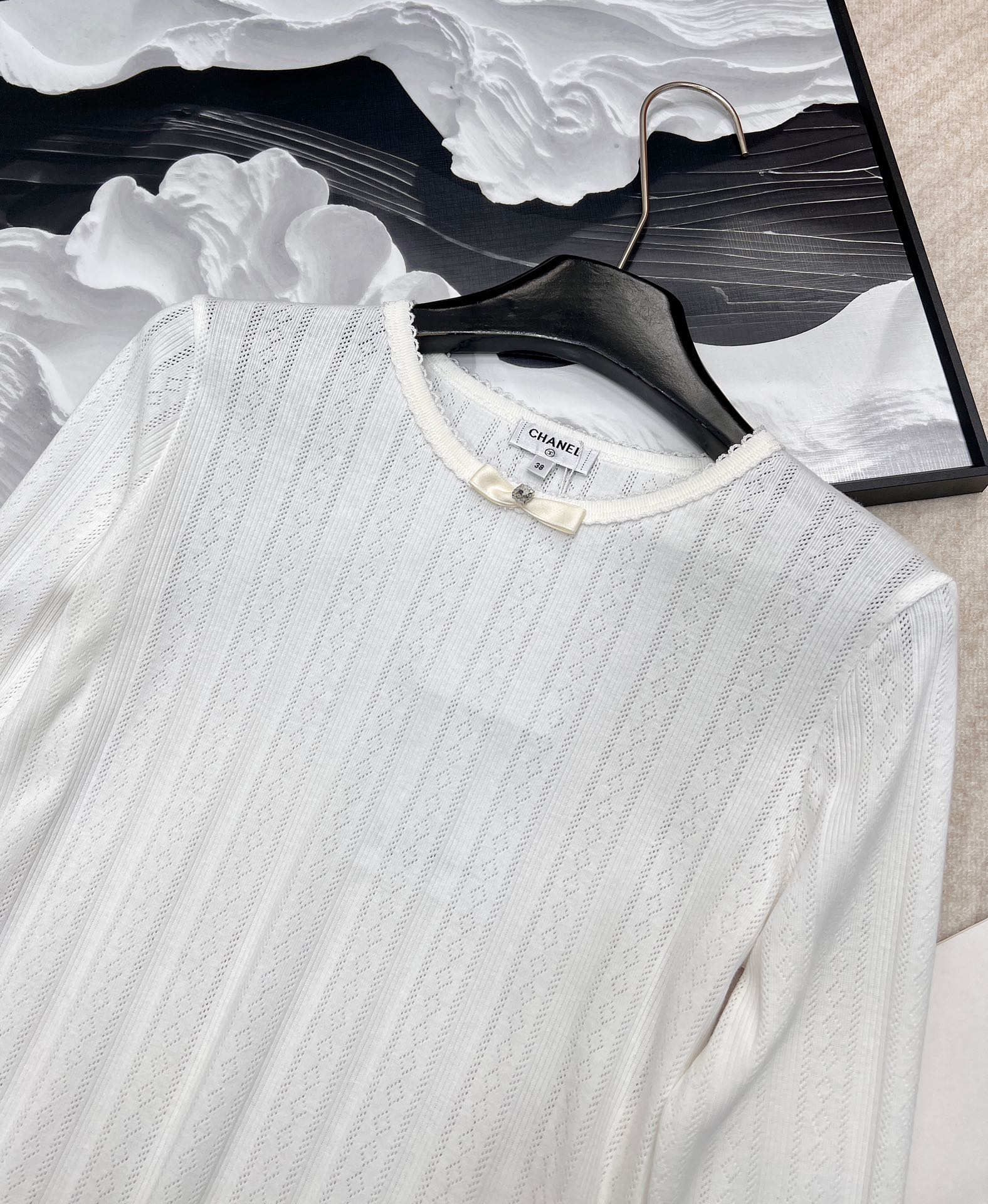 🆕 CHANEL 24SS滑雪系列木耳边字母打底长袖，镂空元素设计，进口莫代尔棉质感超级细腻柔软！经典圆