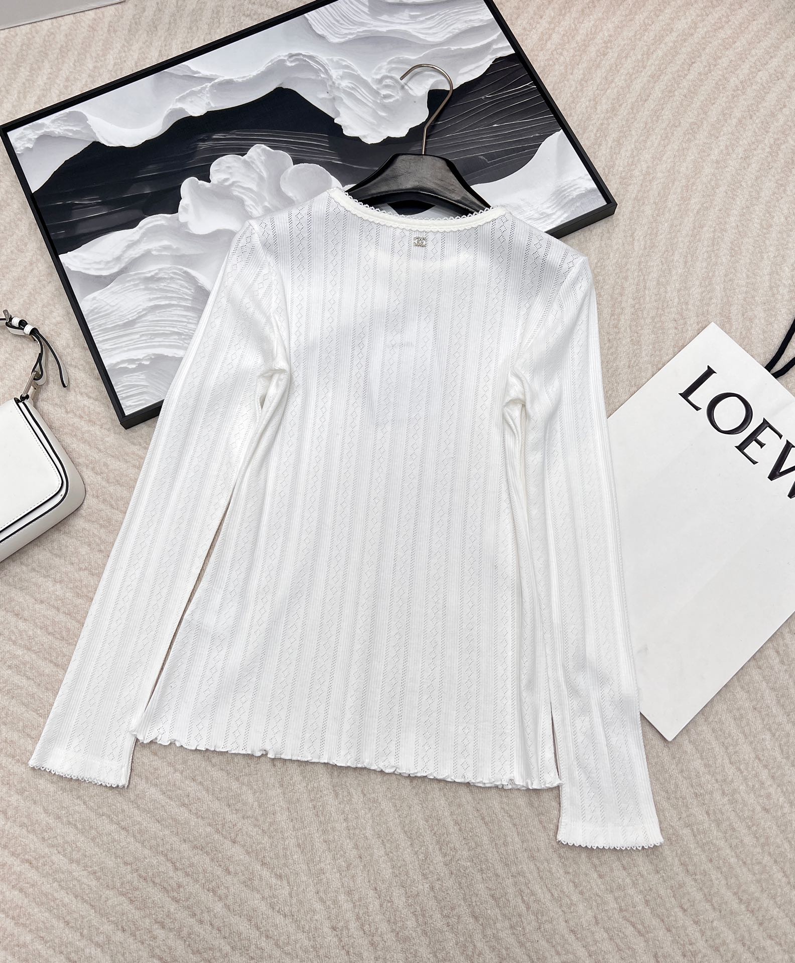 🆕 CHANEL 24SS滑雪系列木耳边字母打底长袖，镂空元素设计，进口莫代尔棉质感超级细腻柔软！经典圆