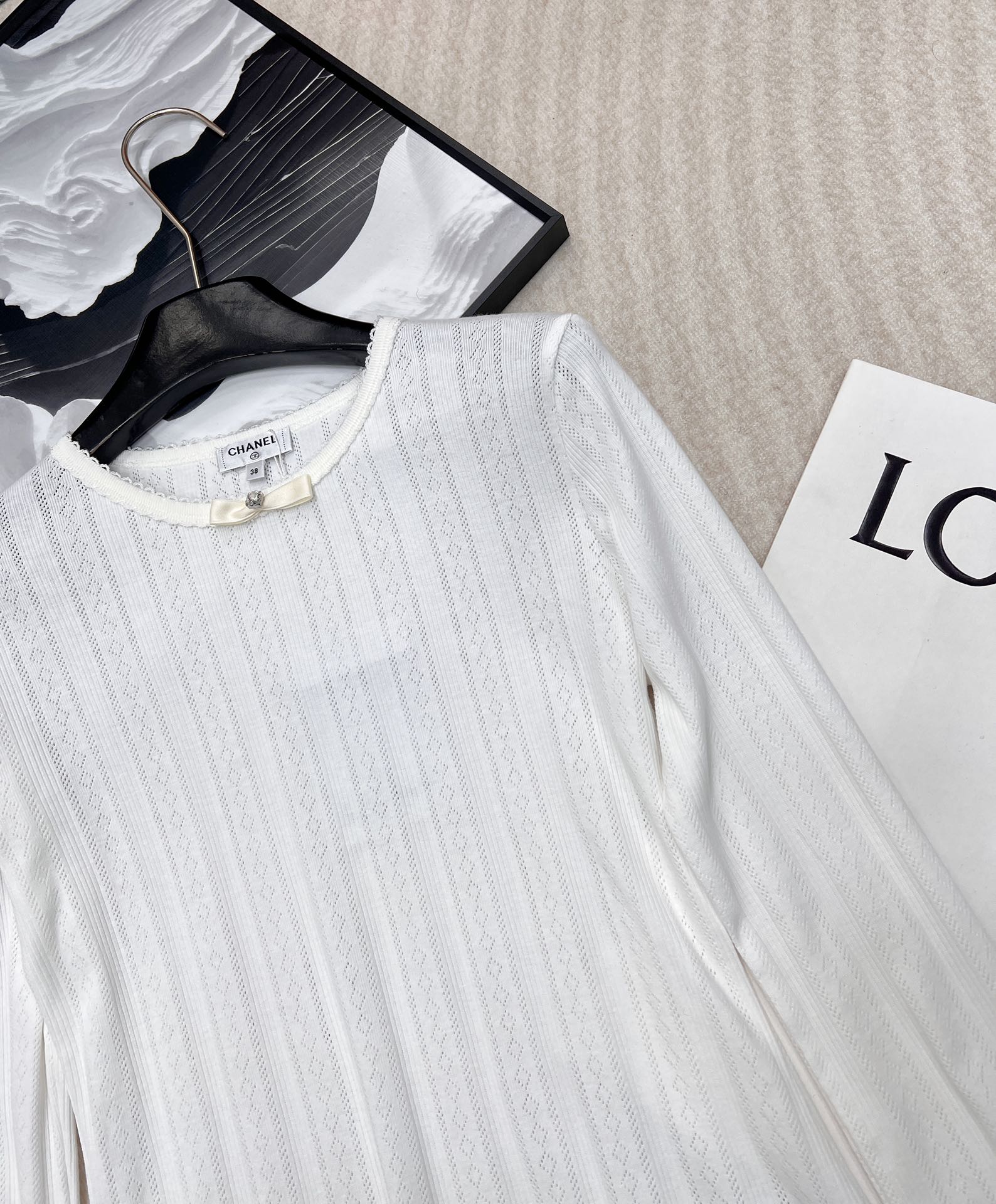 🆕 CHANEL 24SS滑雪系列木耳边字母打底长袖，镂空元素设计，进口莫代尔棉质感超级细腻柔软！经典圆