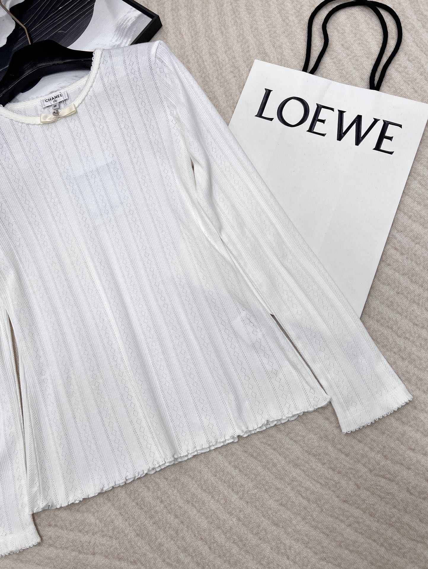 🆕 CHANEL 24SS滑雪系列木耳边字母打底长袖，镂空元素设计，进口莫代尔棉质感超级细腻柔软！经典圆