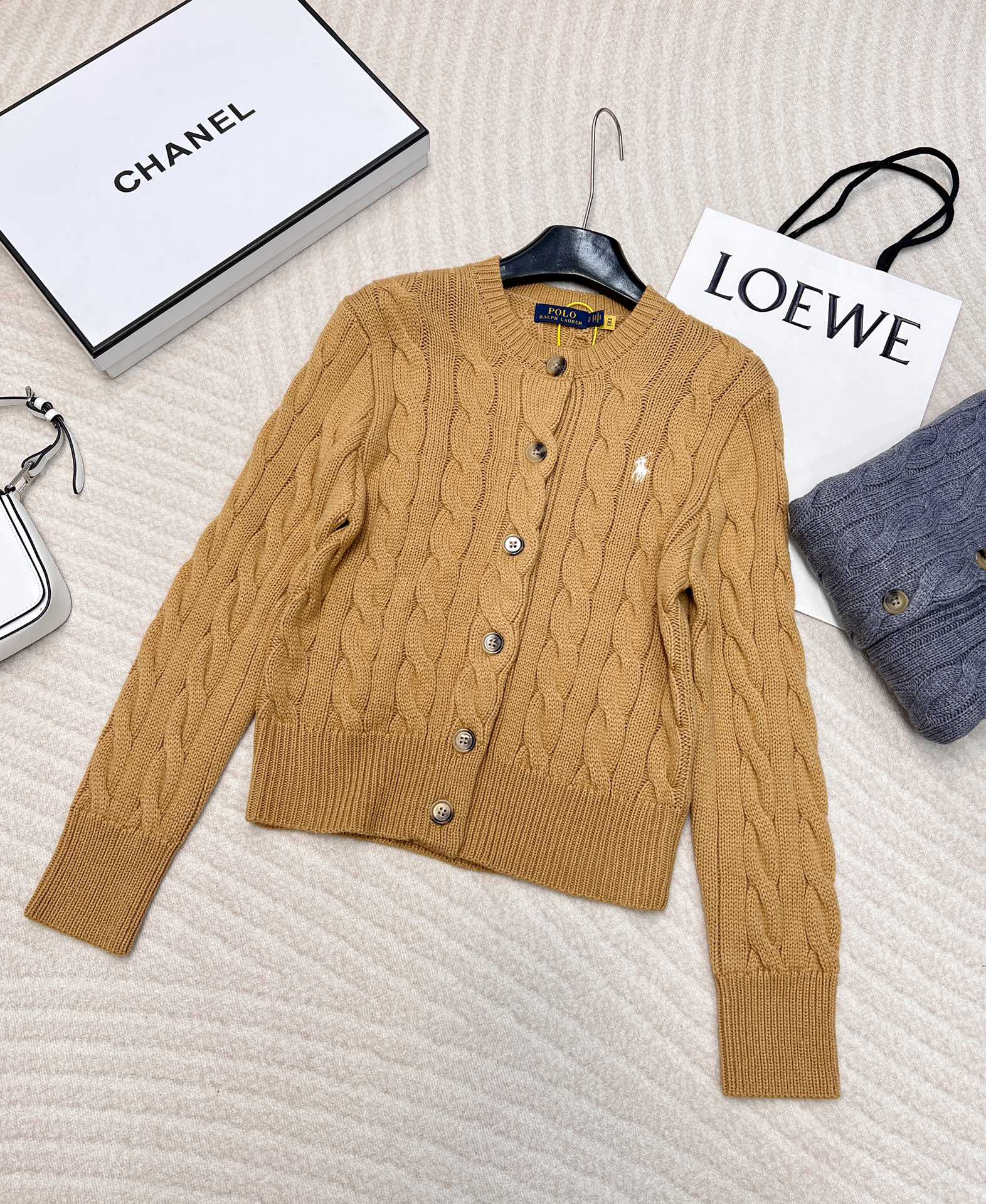 NO:695068,Ralph Lauren Classic Pony Embroidered Twist Cardigan This year, Ralph's popularity has deepened with the deepening of retro, and it has become the most crazily collected brand among vintage enthusiasts!  !  Classic hit!  !  It is a hit in the entire entertainment industry~ Once again, Rafe was snapped up like crazy and couldn’t help but buy it. The ‘King of Out of Stock’ in street photography!  The cuffs and hem are all in one piece, and the collar and embroidery are made of fine crochet. The fit of the upper body is particularly good!  The texture of wool blend is soft and waxy to the touch. The thickness is visible to the naked eye. It is very soft for daily use and has a very photogenic atmosphere!  10 colors, size smlXL, loro piana,19860909Ralph Lauren拉夫劳伦经典小马刺绣麻花开衫 今年拉夫的知名度随着复古的深入,成为古着爱好者最疯狂收藏的品牌！！经典爆款！！火爆整个娱乐圈儿～又是一次被疯抢的拉夫 根本忍不住买它啊 街拍的‘断货王’！ 一体成型的袖口和下摆～领子和绣楼都是细钩针 上身服帖度特别好！羊毛混纺质地 手感软软糯糯的 肉眼可见的厚度 日常很柔和 上镜很有氛围感！10色出 尺码smlXL 编,,loro piana,,Women's clothing