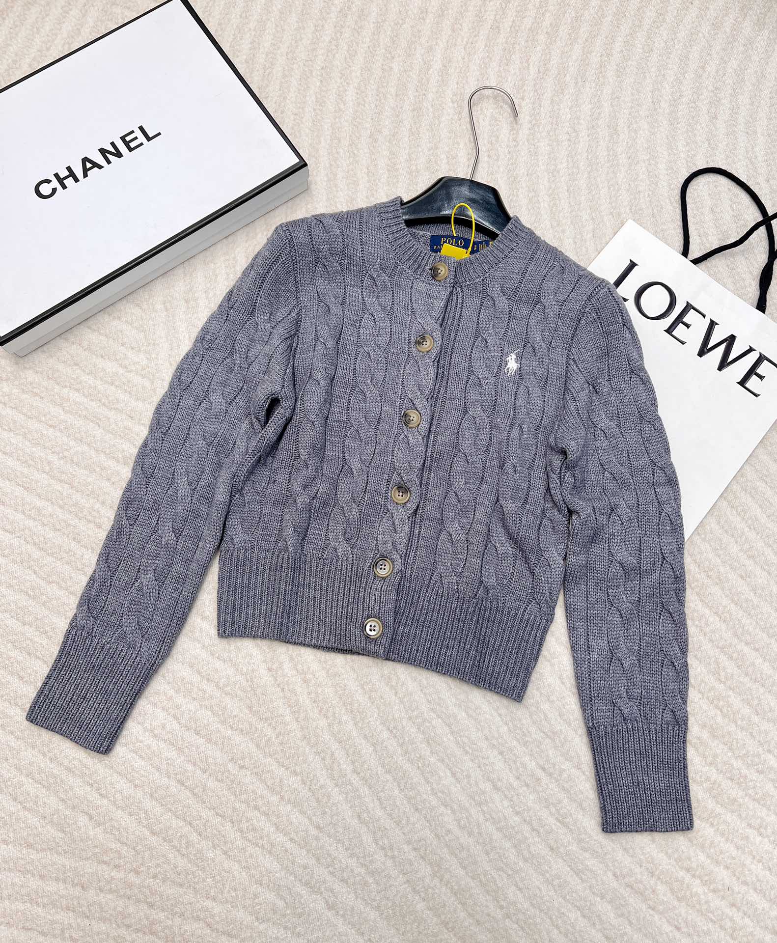 NO:695109,Ralph Lauren Classic Pony Embroidered Twist Cardigan This year, Ralph's popularity has deepened with the deepening of retro, and it has become the most crazily collected brand among vintage enthusiasts!  !  Classic hit!  !  It is a hit in the entire entertainment industry~ Once again, Rafe was snapped up like crazy and couldn’t help but buy it. The ‘King of Out of Stock’ in street photography!  The cuffs and hem are all in one piece, and the collar and embroidery are made of fine crochet. The fit of the upper body is particularly good!  The texture of wool blend is soft and waxy to the touch. The thickness is visible to the naked eye. It is very soft for daily use and has a very photogenic atmosphere!  10 colors, sizes smlXL,, loro piana,19860909Ralph Lauren拉夫劳伦经典小马刺绣麻花开衫 今年拉夫的知名度随着复古的深入,成为古着爱好者最疯狂收藏的品牌！！经典爆款！！火爆整个娱乐圈儿～又是一次被疯抢的拉夫 根本忍不住买它啊 街拍的‘断货王’！ 一体成型的袖口和下摆～领子和绣楼都是细钩针 上身服帖度特别好！羊毛混纺质地 手感软软糯糯的 肉眼可见的厚度 日常很柔和 上镜很有氛围感！10色出 尺码smlXL,,loro piana,,Women's clothing