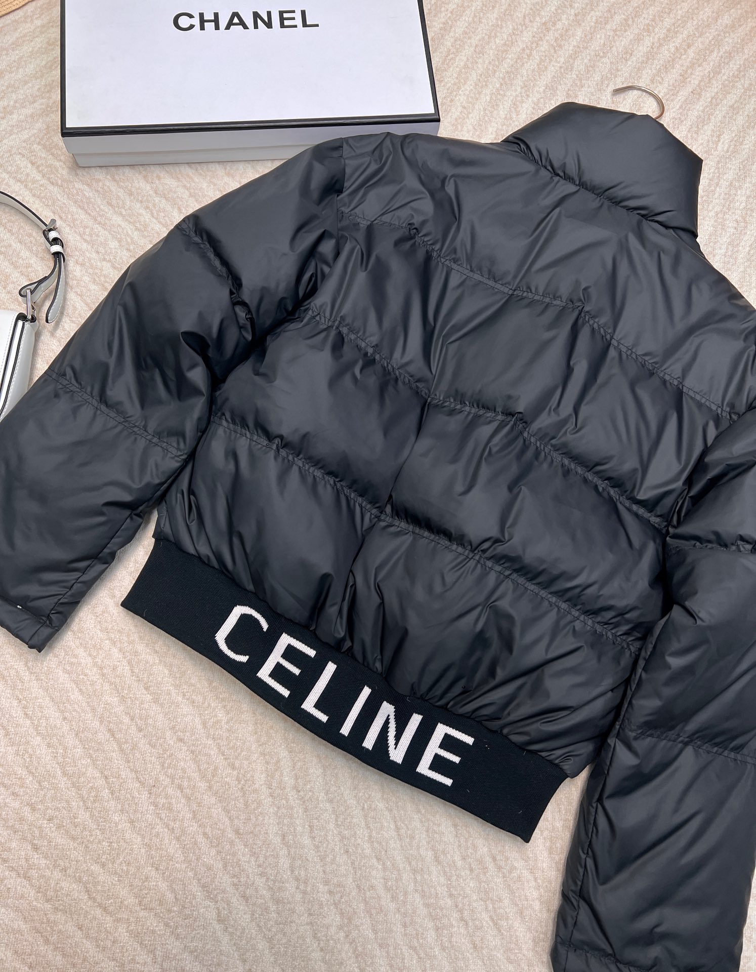 CELINE短款凯旋门黑色羽绒服外套今年Celine的新款凯旋门滑雪系列短款羽绒服时髦又保暖!带你感受冬