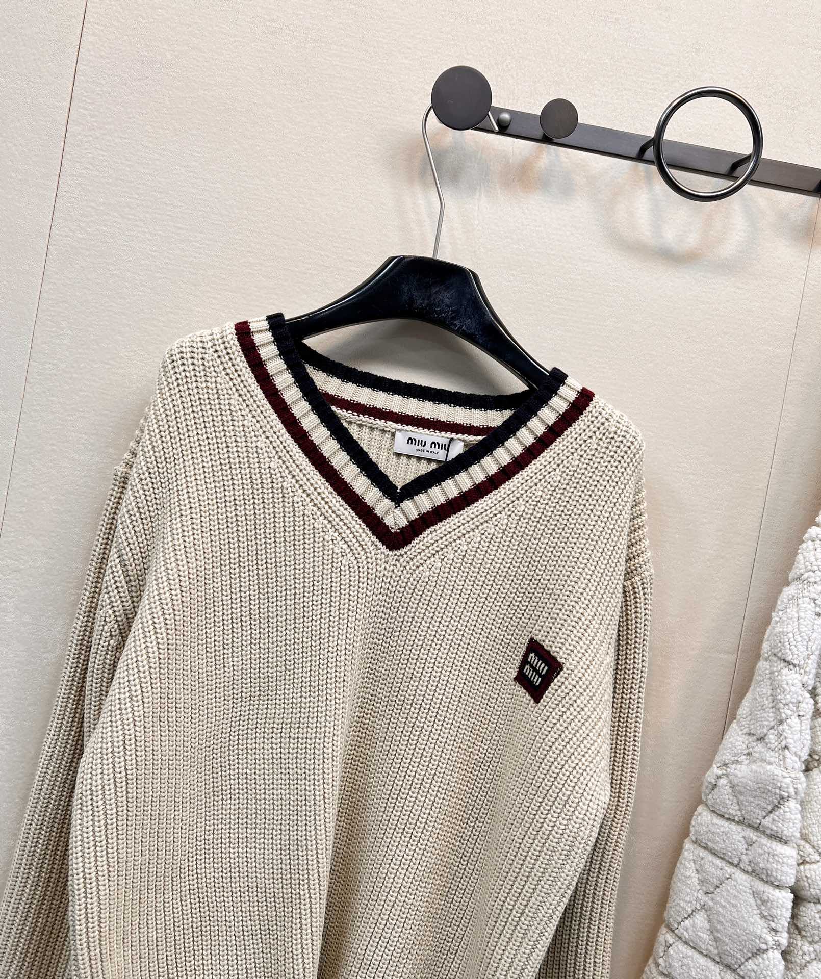 🆕MIUMIU撞色字母V领毛衣针织衫，低调不张扬的品牌标识完善这单品设计。宽松不挑人版型上身巨显瘦！白富