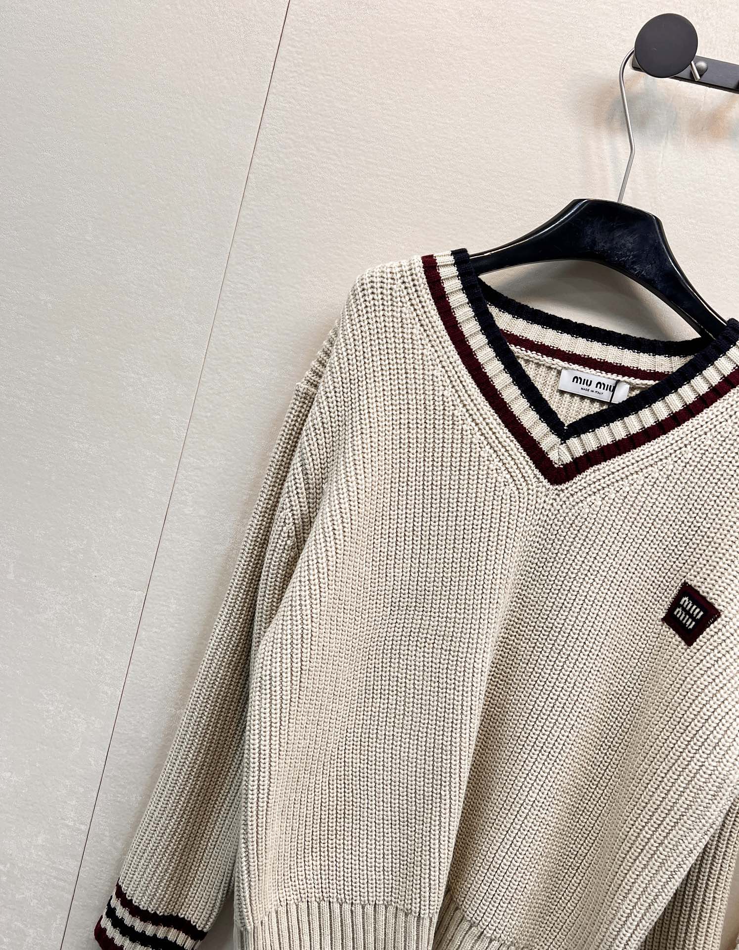 🆕MIUMIU撞色字母V领毛衣针织衫，低调不张扬的品牌标识完善这单品设计。宽松不挑人版型上身巨显瘦！白富