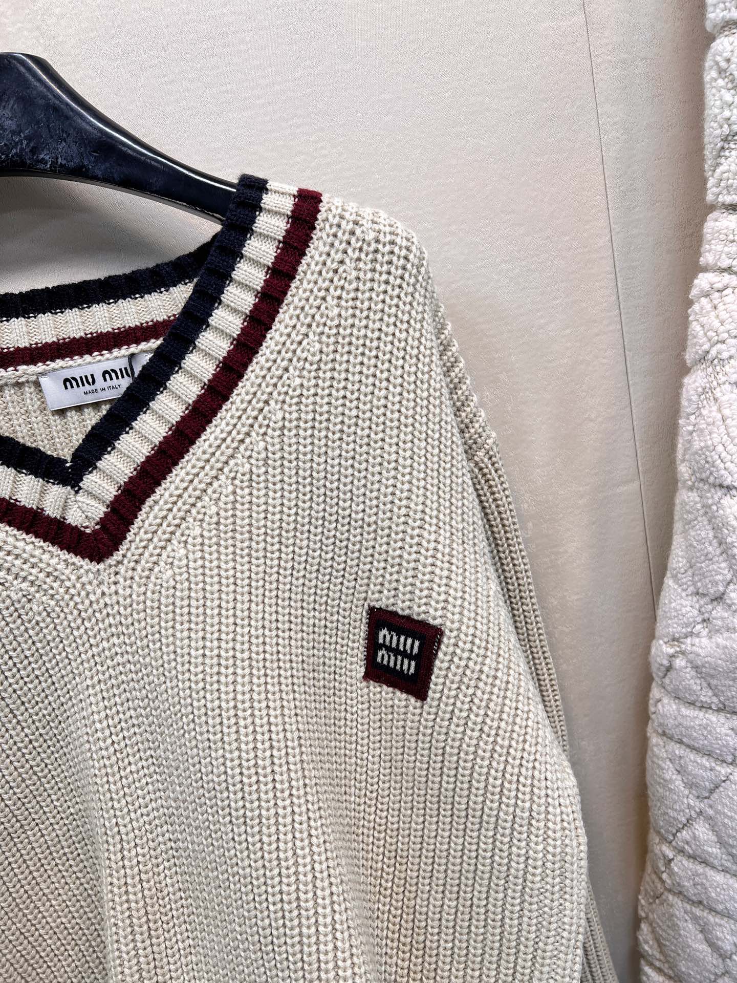 🆕MIUMIU撞色字母V领毛衣针织衫，低调不张扬的品牌标识完善这单品设计。宽松不挑人版型上身巨显瘦！白富