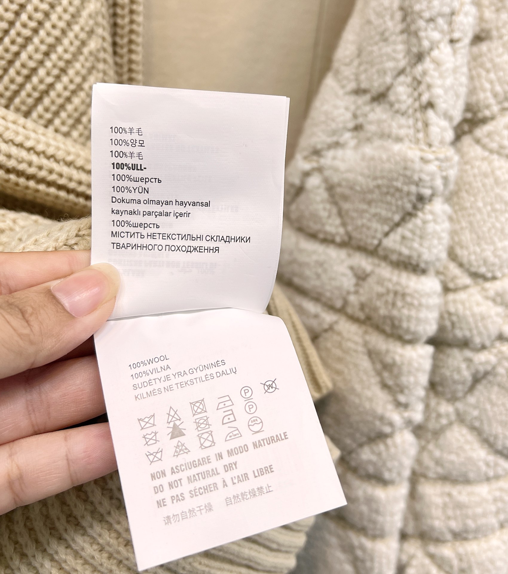 🆕MIUMIU撞色字母V领毛衣针织衫，低调不张扬的品牌标识完善这单品设计。宽松不挑人版型上身巨显瘦！白富