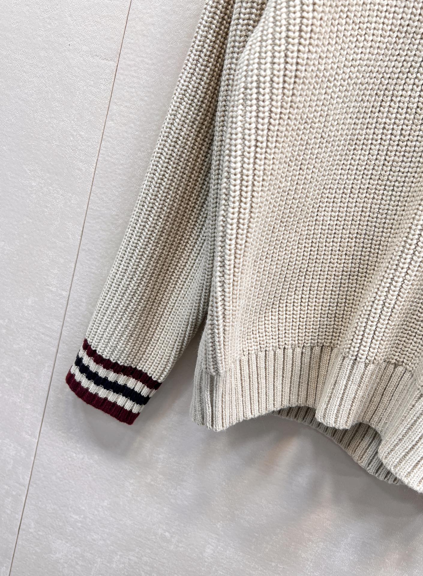 🆕MIUMIU撞色字母V领毛衣针织衫，低调不张扬的品牌标识完善这单品设计。宽松不挑人版型上身巨显瘦！白富