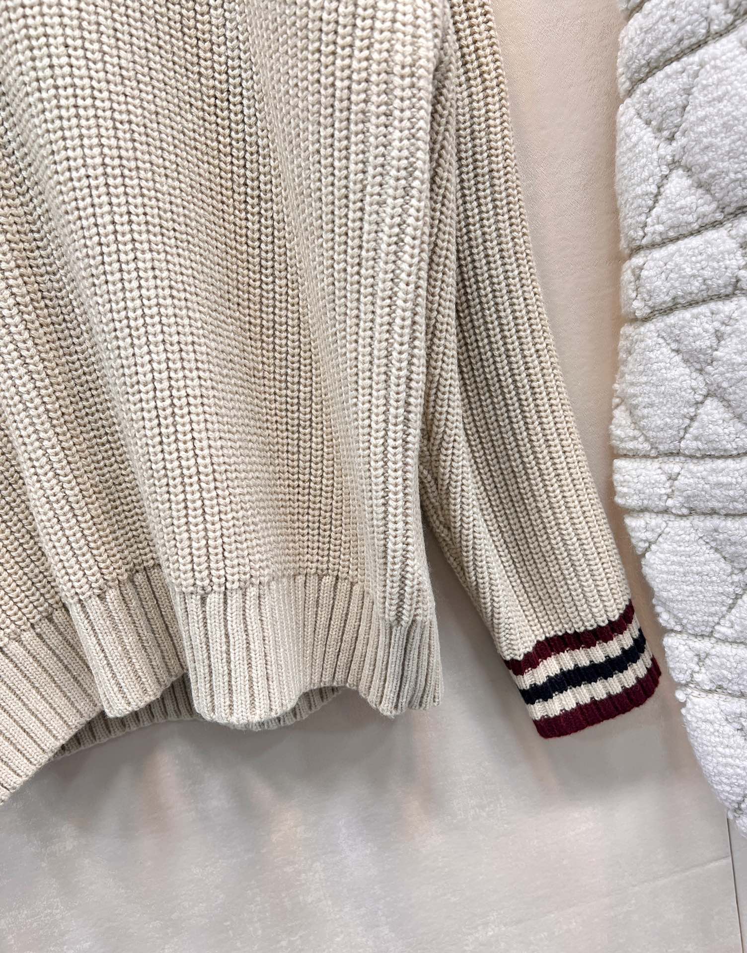 🆕MIUMIU撞色字母V领毛衣针织衫，低调不张扬的品牌标识完善这单品设计。宽松不挑人版型上身巨显瘦！白富