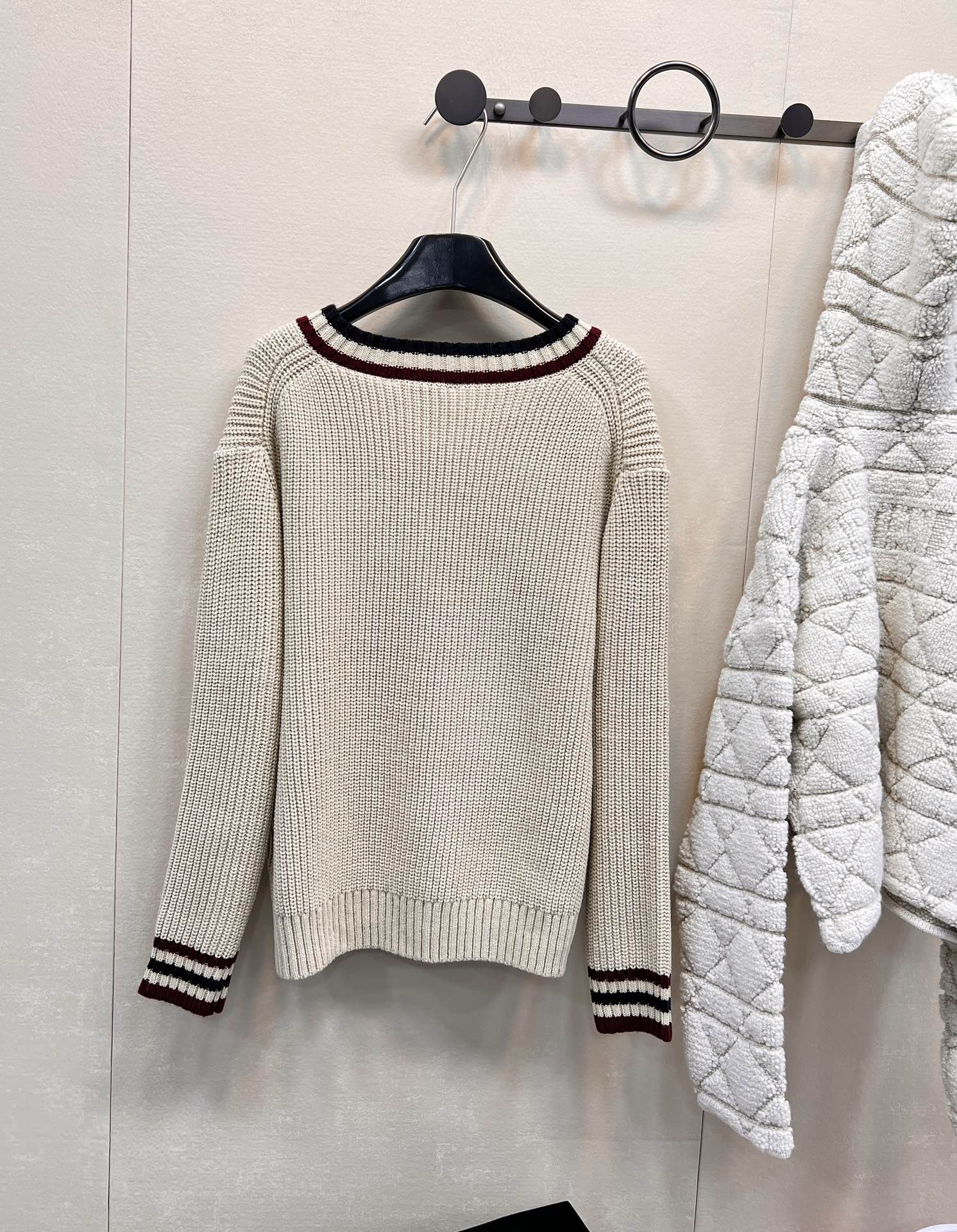 🆕MIUMIU撞色字母V领毛衣针织衫，低调不张扬的品牌标识完善这单品设计。宽松不挑人版型上身巨显瘦！白富