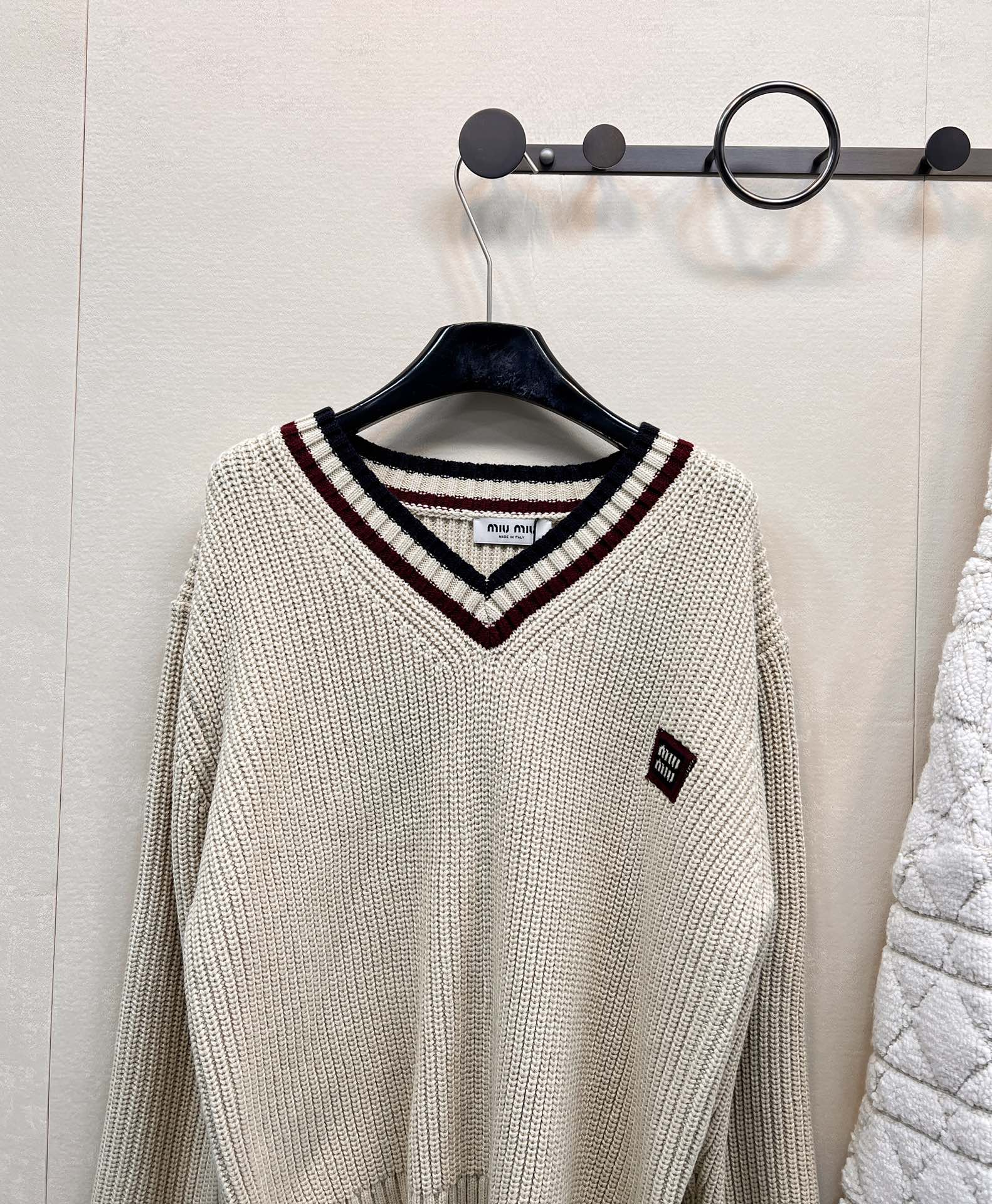 🆕MIUMIU撞色字母V领毛衣针织衫，低调不张扬的品牌标识完善这单品设计。宽松不挑人版型上身巨显瘦！白富