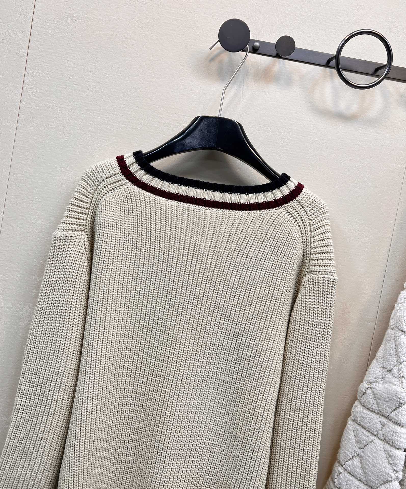 🆕MIUMIU撞色字母V领毛衣针织衫，低调不张扬的品牌标识完善这单品设计。宽松不挑人版型上身巨显瘦！白富