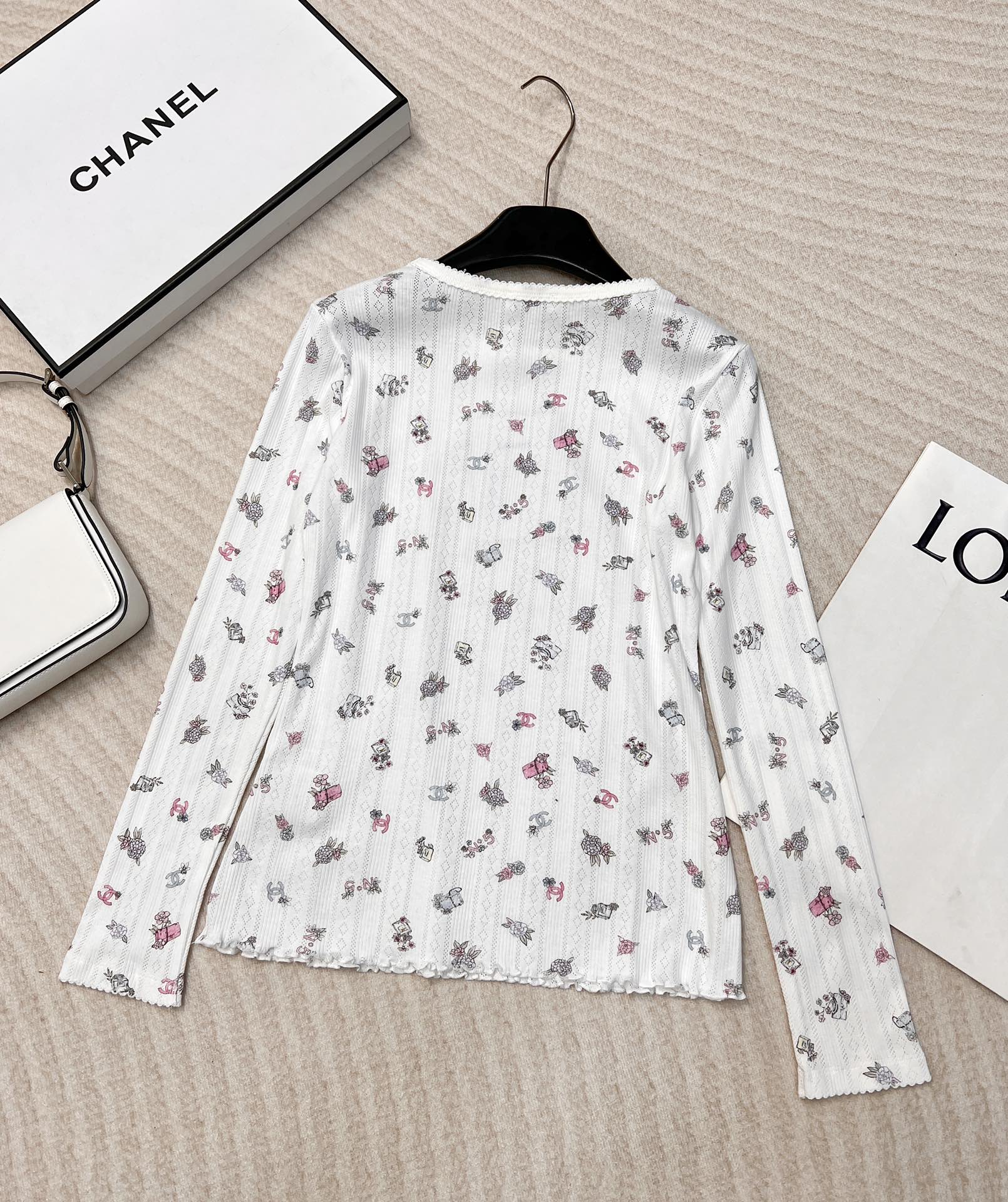 🆕 CHANEL 24SS新款滑雪系列木耳边打底长袖镂空木耳边设计，进口棉质感超级细腻柔软！经典圆领修身