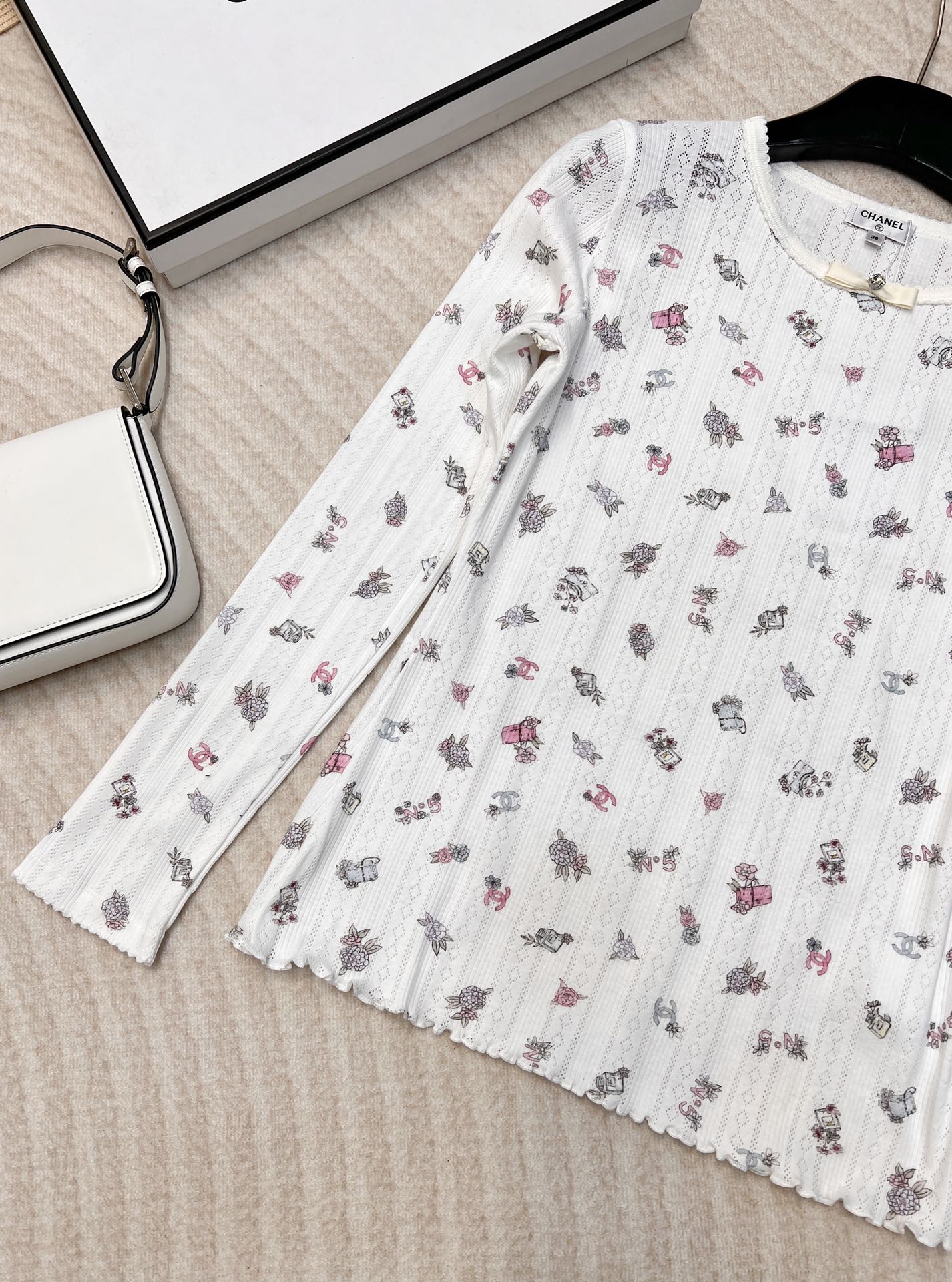 🆕 CHANEL 24SS新款滑雪系列木耳边打底长袖镂空木耳边设计，进口棉质感超级细腻柔软！经典圆领修身