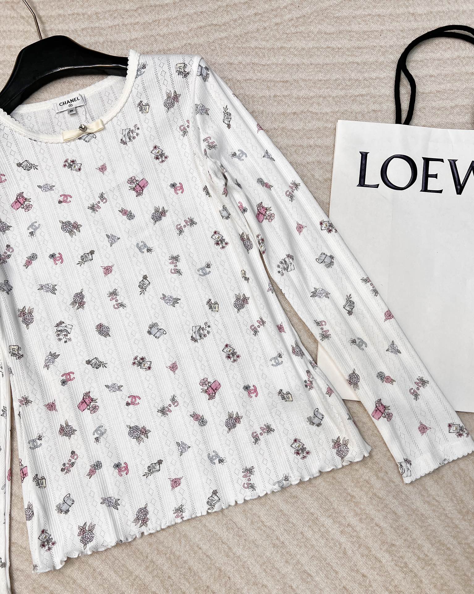 🆕 CHANEL 24SS新款滑雪系列木耳边打底长袖镂空木耳边设计，进口棉质感超级细腻柔软！经典圆领修身