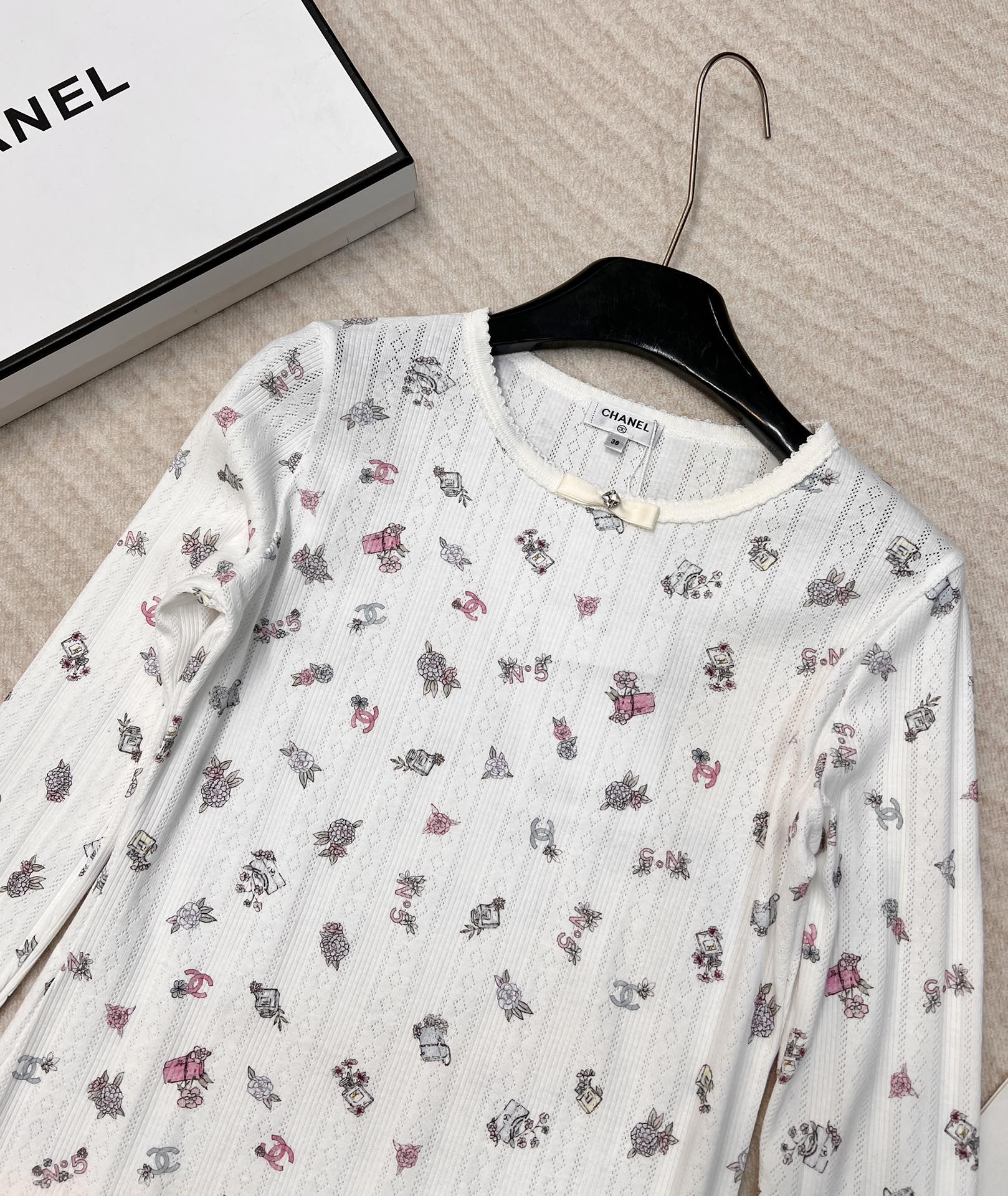 🆕 CHANEL 24SS新款滑雪系列木耳边打底长袖镂空木耳边设计，进口棉质感超级细腻柔软！经典圆领修身