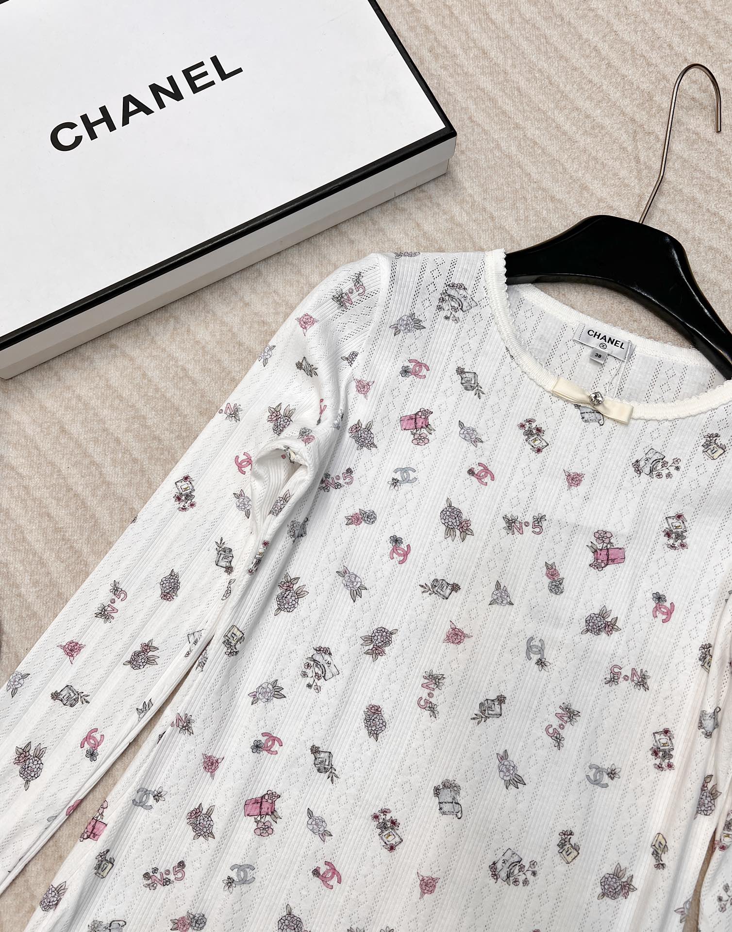 🆕 CHANEL 24SS新款滑雪系列木耳边打底长袖镂空木耳边设计，进口棉质感超级细腻柔软！经典圆领修身