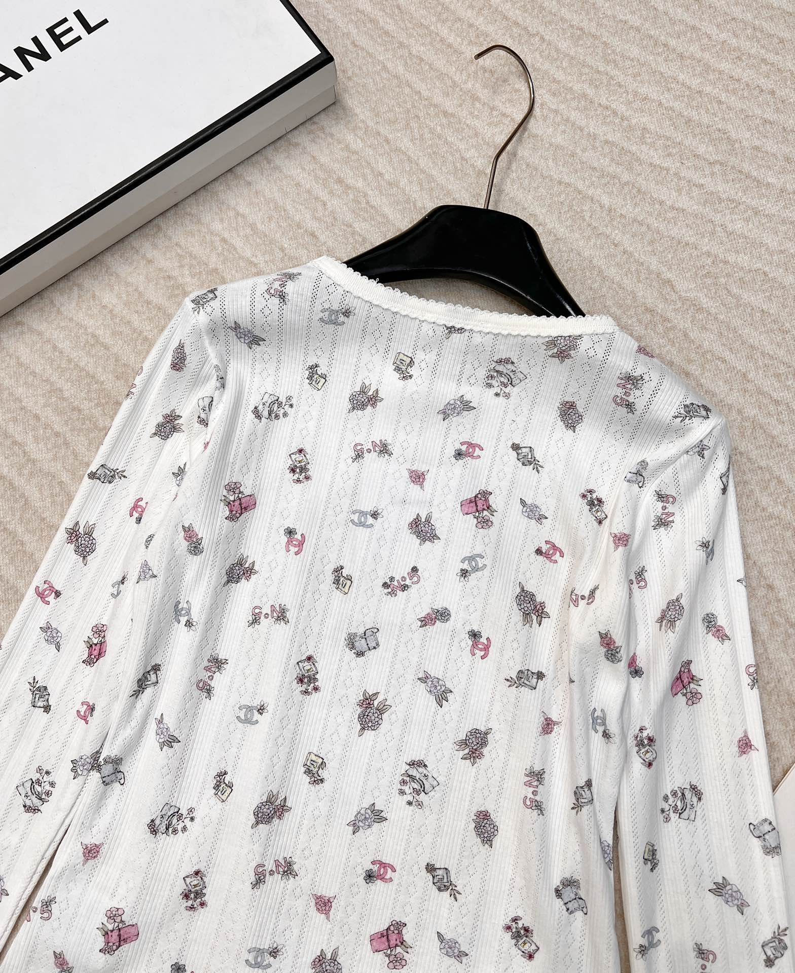 🆕 CHANEL 24SS新款滑雪系列木耳边打底长袖镂空木耳边设计，进口棉质感超级细腻柔软！经典圆领修身