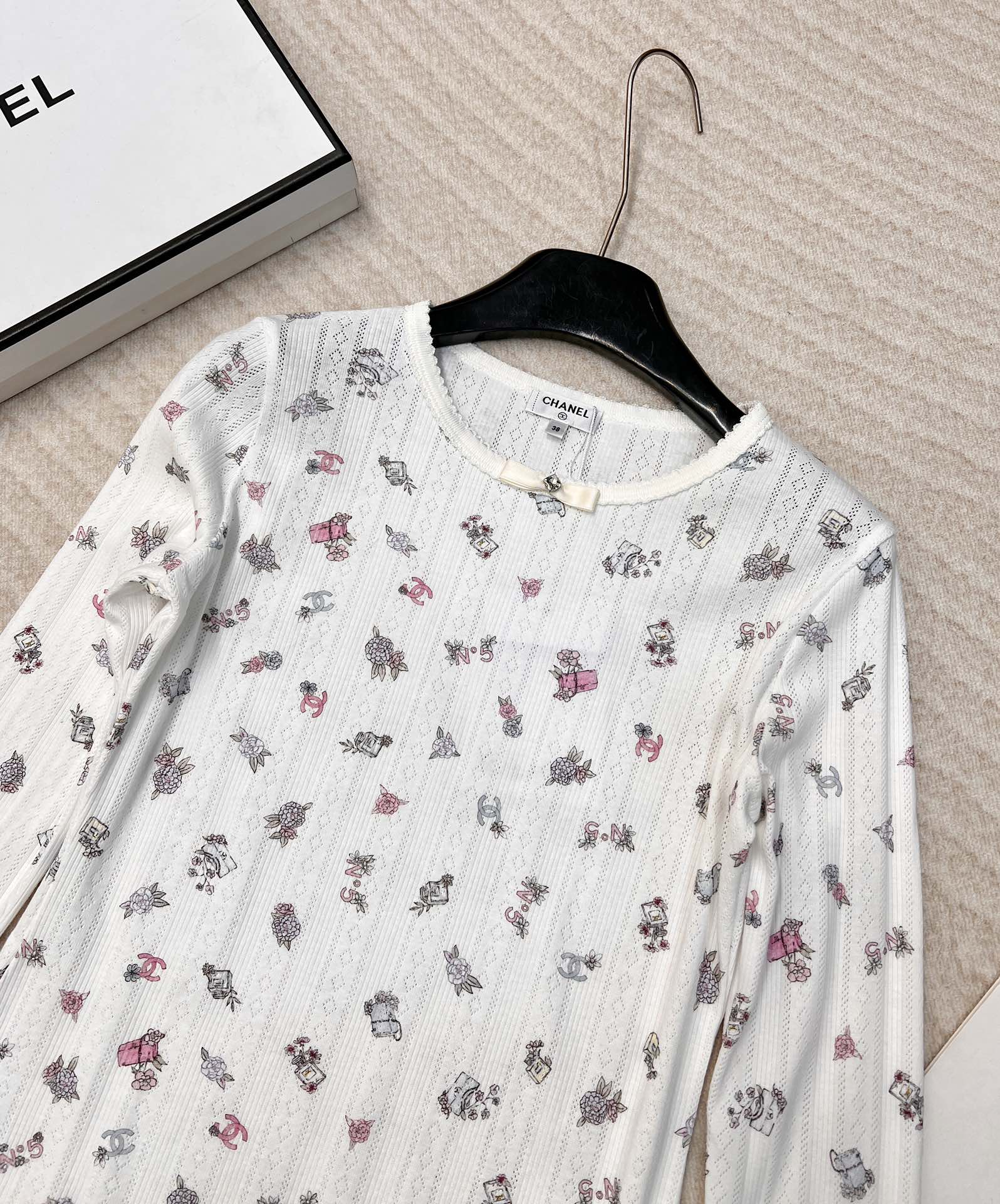 🆕 CHANEL 24SS新款滑雪系列木耳边打底长袖镂空木耳边设计，进口棉质感超级细腻柔软！经典圆领修身