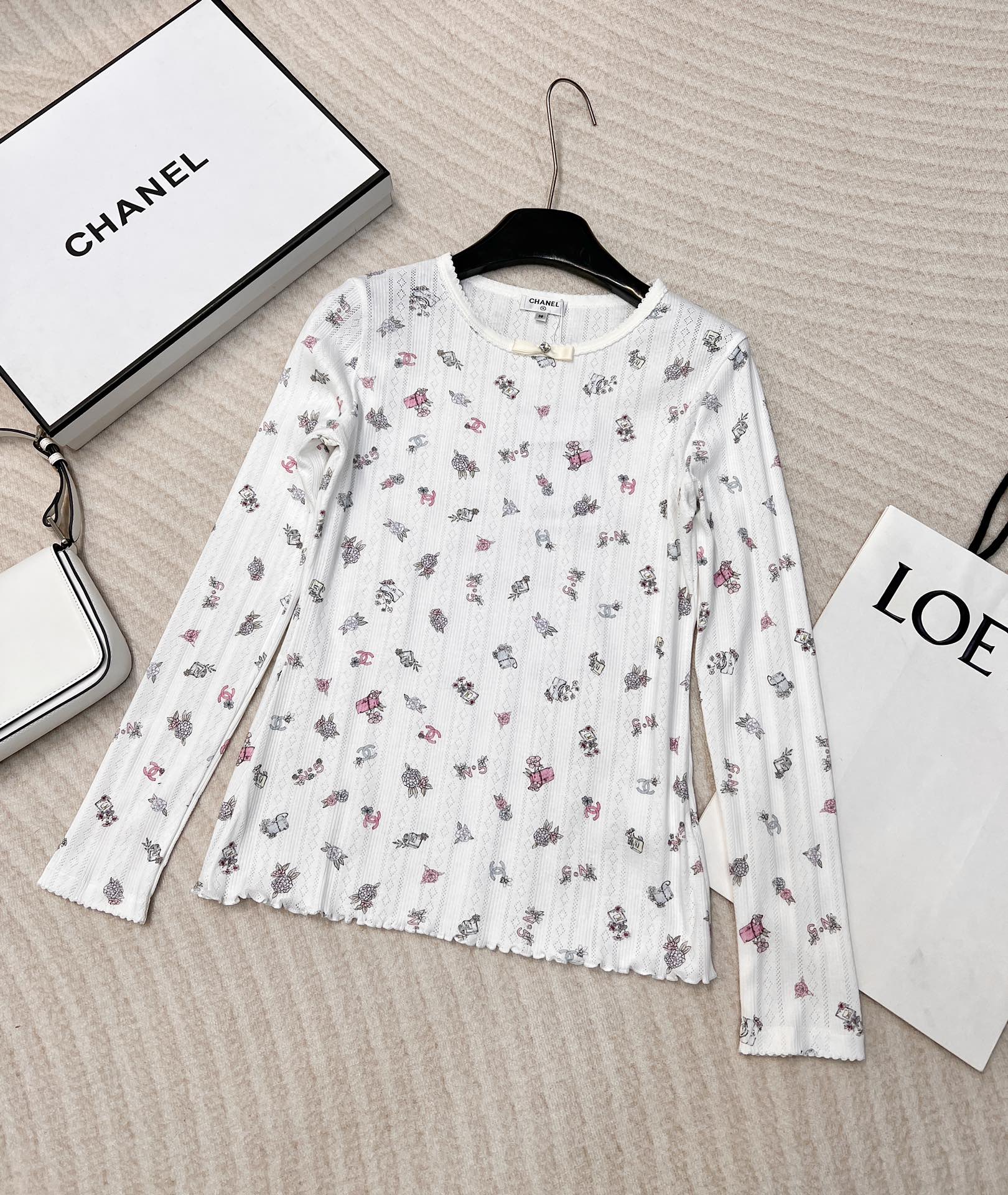 NO:433718,CHANEL 24SS new ski series black ear bottom long sleeve hollow ear design, imported cotton texture is super delicate and soft!  The classic round neck slim fit style is versatile and not picky, and it is a must-have item for white, rich and beautiful people!  With elastic and slim body, you can look slim and you can't feel restrained. You must have it with your hands!  Large-scale goods are available~ Size sml code, chanel, alexander wang19860909CHANEL 24SS新款滑雪系列木耳边打底长袖 镂空木耳边设计,进口棉质感超级细腻柔软！经典圆领修身版型百搭不挑人,白富美必备气质单品！ 有弹力修身显瘦纸片身材 恰到好处不会有束缚感 人手必备！大货出～ 尺码sml 编码,,chanel,alexander wang,Women's clothing