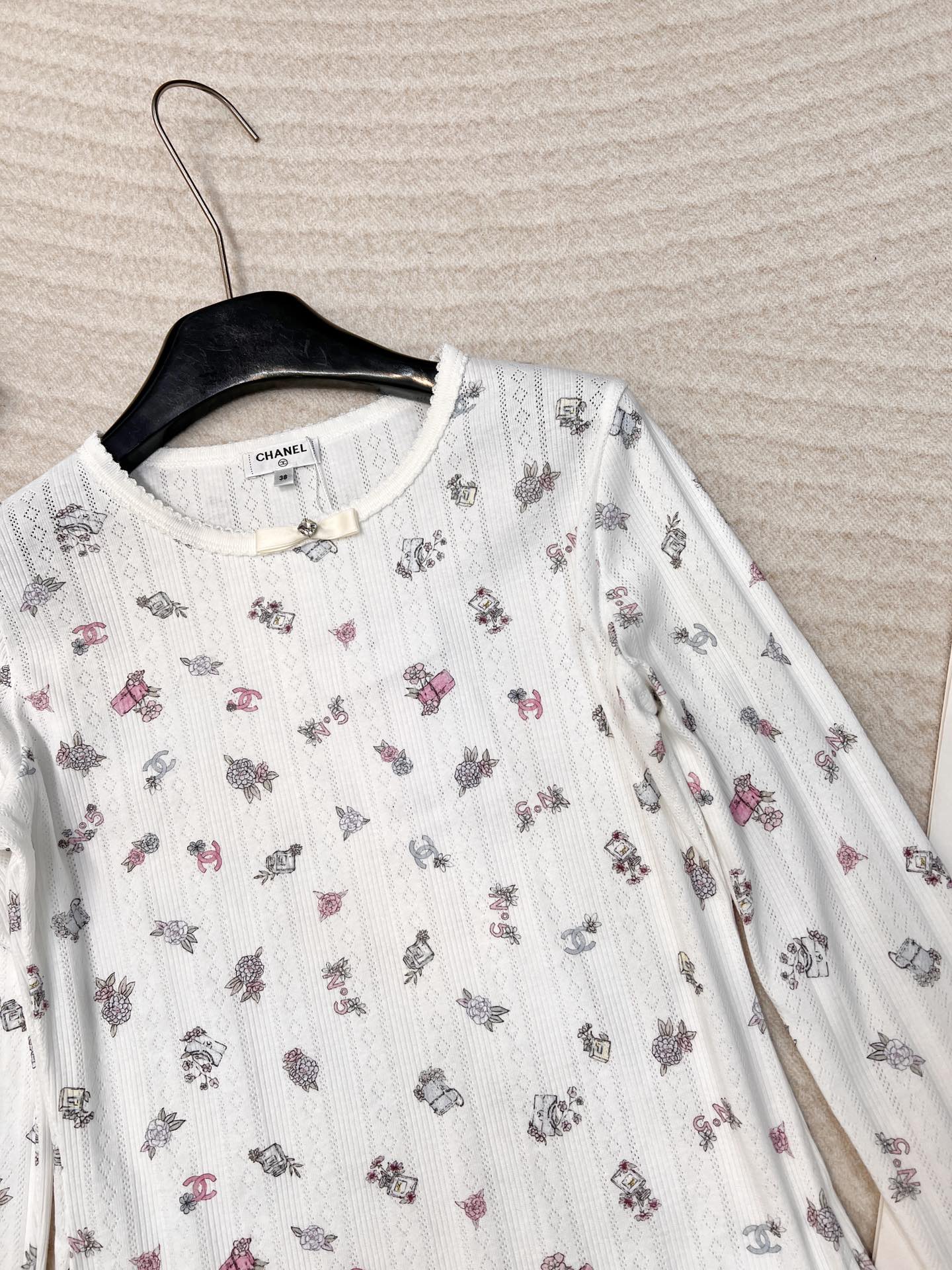 🆕 CHANEL 24SS新款滑雪系列木耳边打底长袖镂空木耳边设计，进口棉质感超级细腻柔软！经典圆领修身