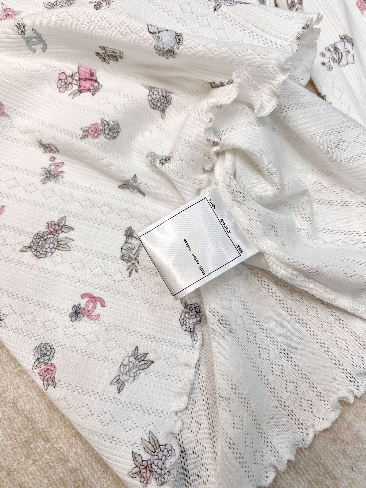 🆕 CHANEL 24SS新款滑雪系列木耳边打底长袖镂空木耳边设计，进口棉质感超级细腻柔软！经典圆领修身