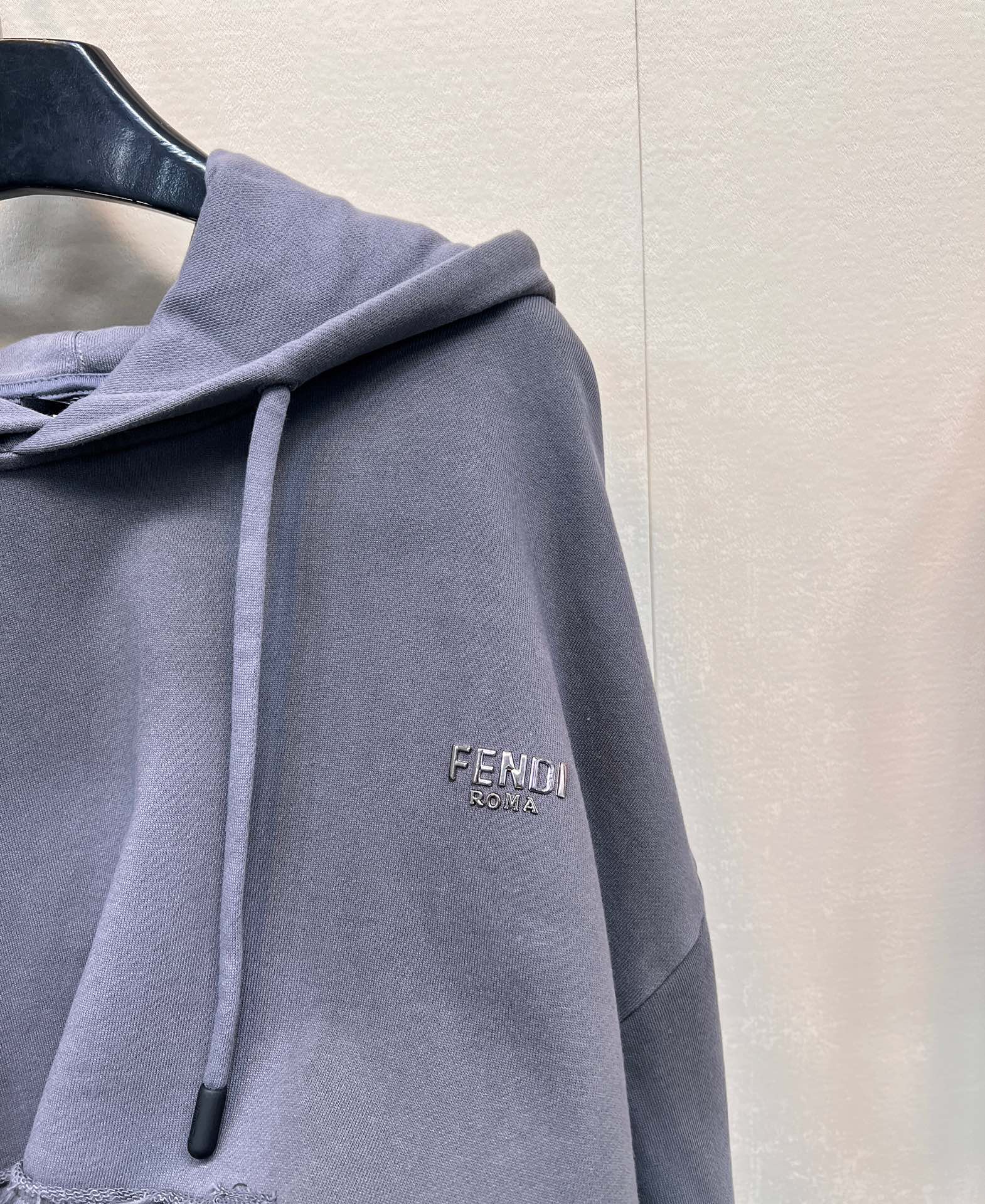 FENDI24SS金属字母织带连帽卫衣灰色水洗渐变效果棉质平纹布布料宽大抽绳连帽运动衫正面带袋鼠兜落肩袖