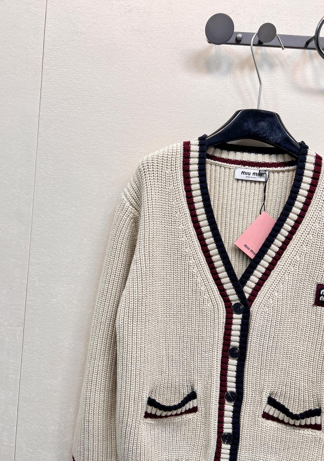 🆕MIUMIU撞色字母V领编织开衫，低调不张扬的品牌标识完善这单品设计。宽松不挑人版型上身巨显瘦！白富美