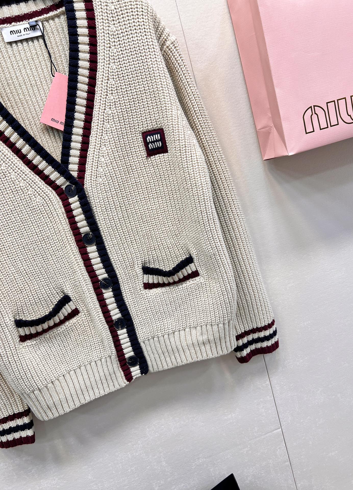 🆕MIUMIU撞色字母V领编织开衫，低调不张扬的品牌标识完善这单品设计。宽松不挑人版型上身巨显瘦！白富美