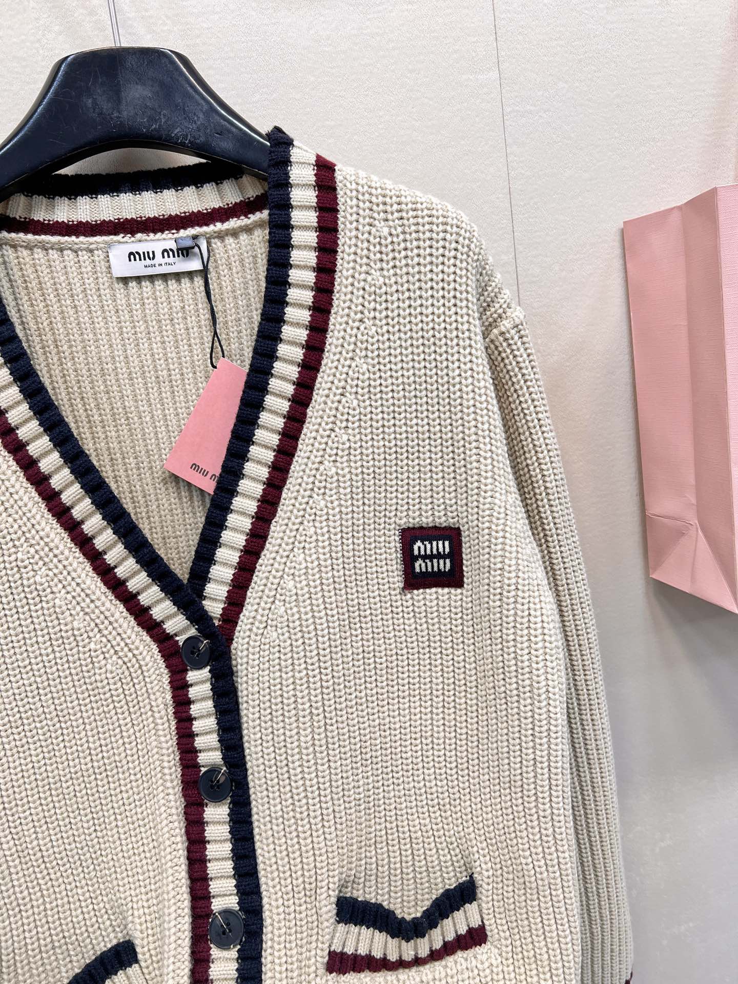 🆕MIUMIU撞色字母V领编织开衫，低调不张扬的品牌标识完善这单品设计。宽松不挑人版型上身巨显瘦！白富美