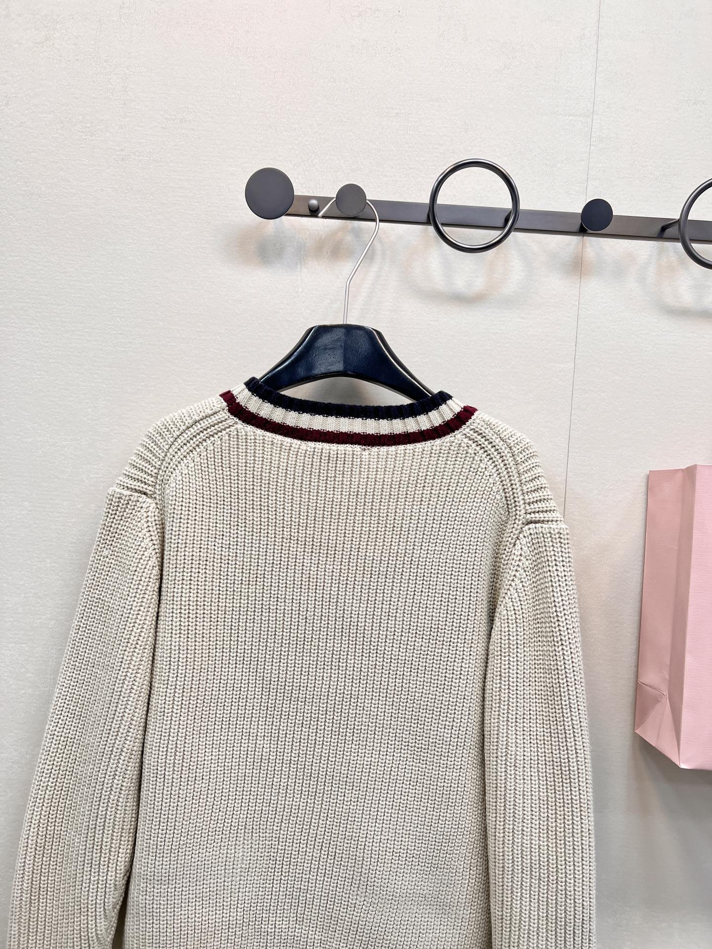 🆕MIUMIU撞色字母V领编织开衫，低调不张扬的品牌标识完善这单品设计。宽松不挑人版型上身巨显瘦！白富美