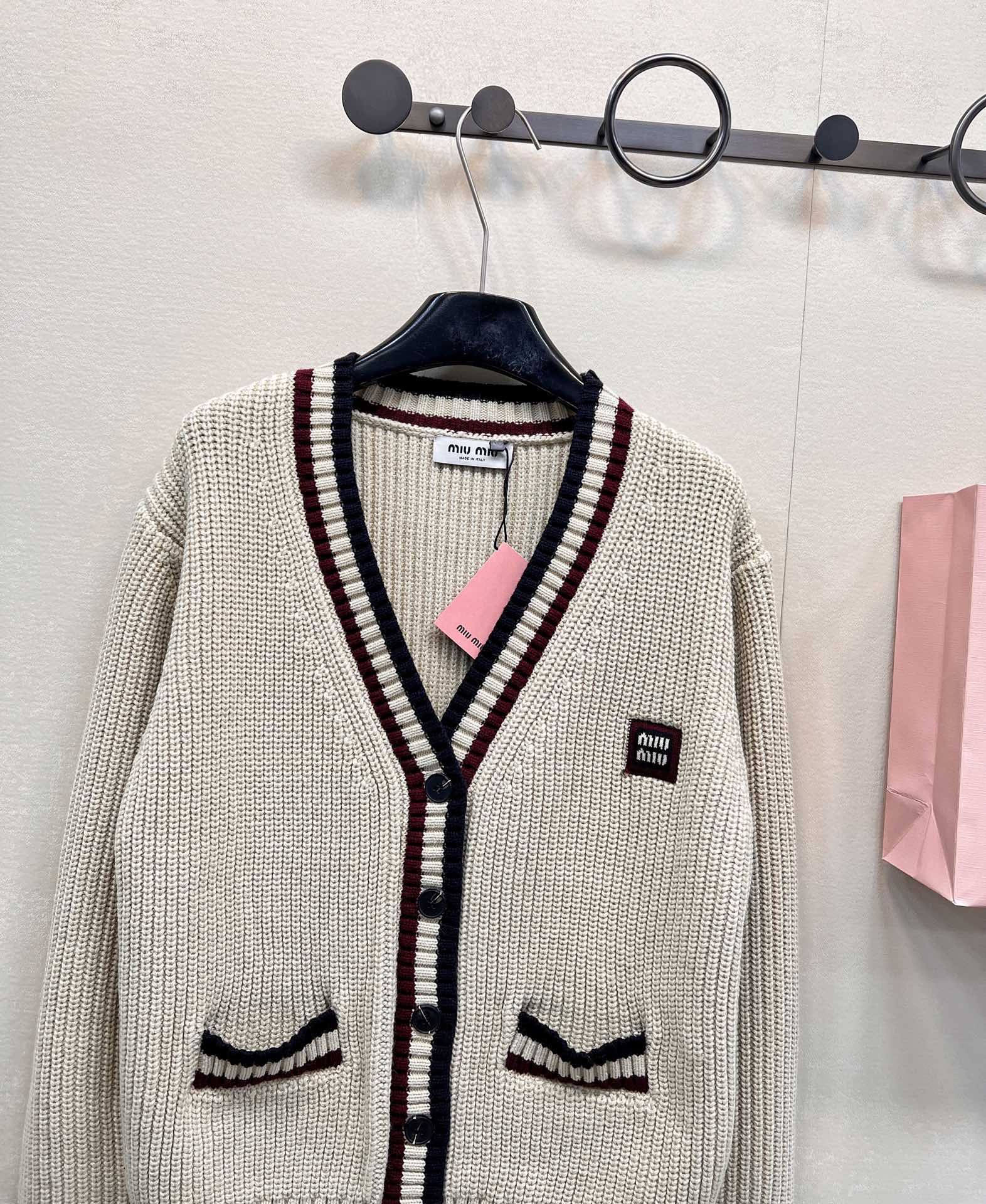 🆕MIUMIU撞色字母V领编织开衫，低调不张扬的品牌标识完善这单品设计。宽松不挑人版型上身巨显瘦！白富美