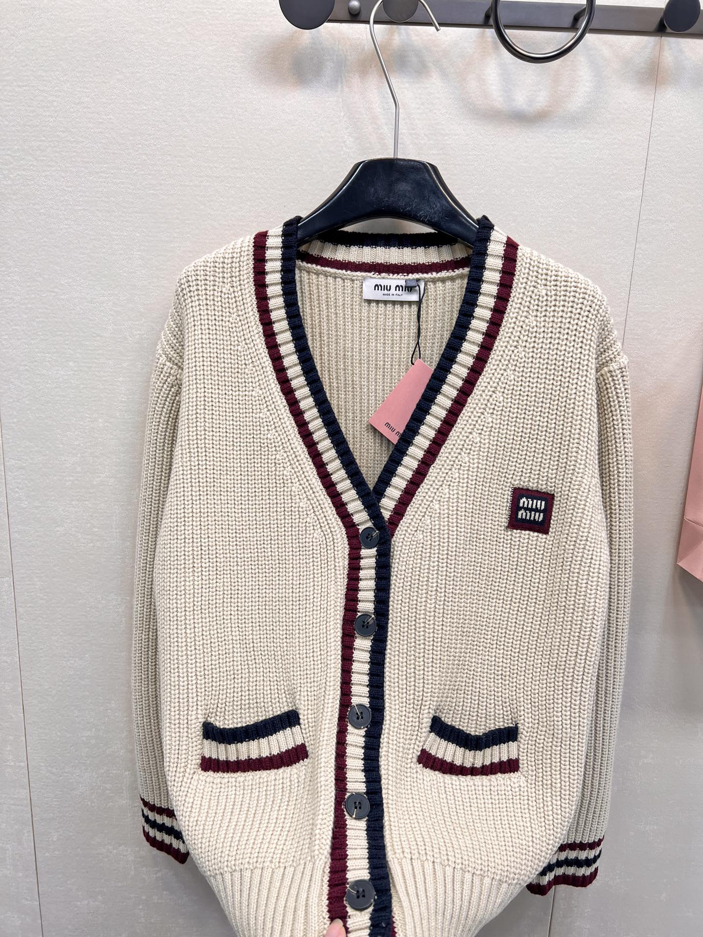 🆕MIUMIU撞色字母V领编织开衫，低调不张扬的品牌标识完善这单品设计。宽松不挑人版型上身巨显瘦！白富美