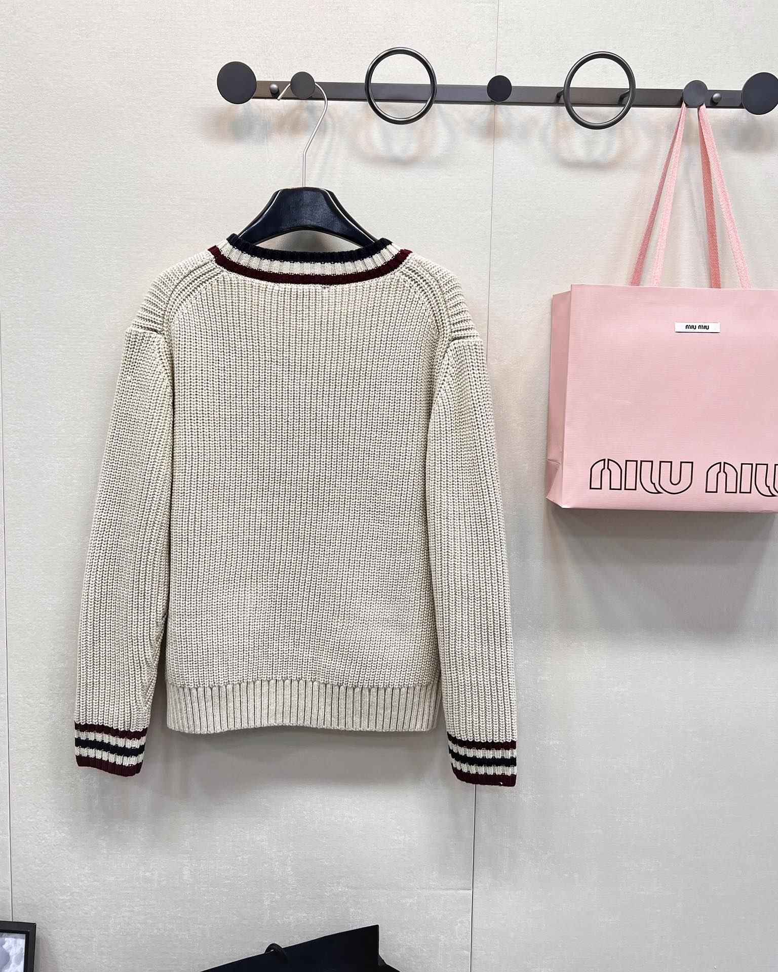 🆕MIUMIU撞色字母V领编织开衫，低调不张扬的品牌标识完善这单品设计。宽松不挑人版型上身巨显瘦！白富美