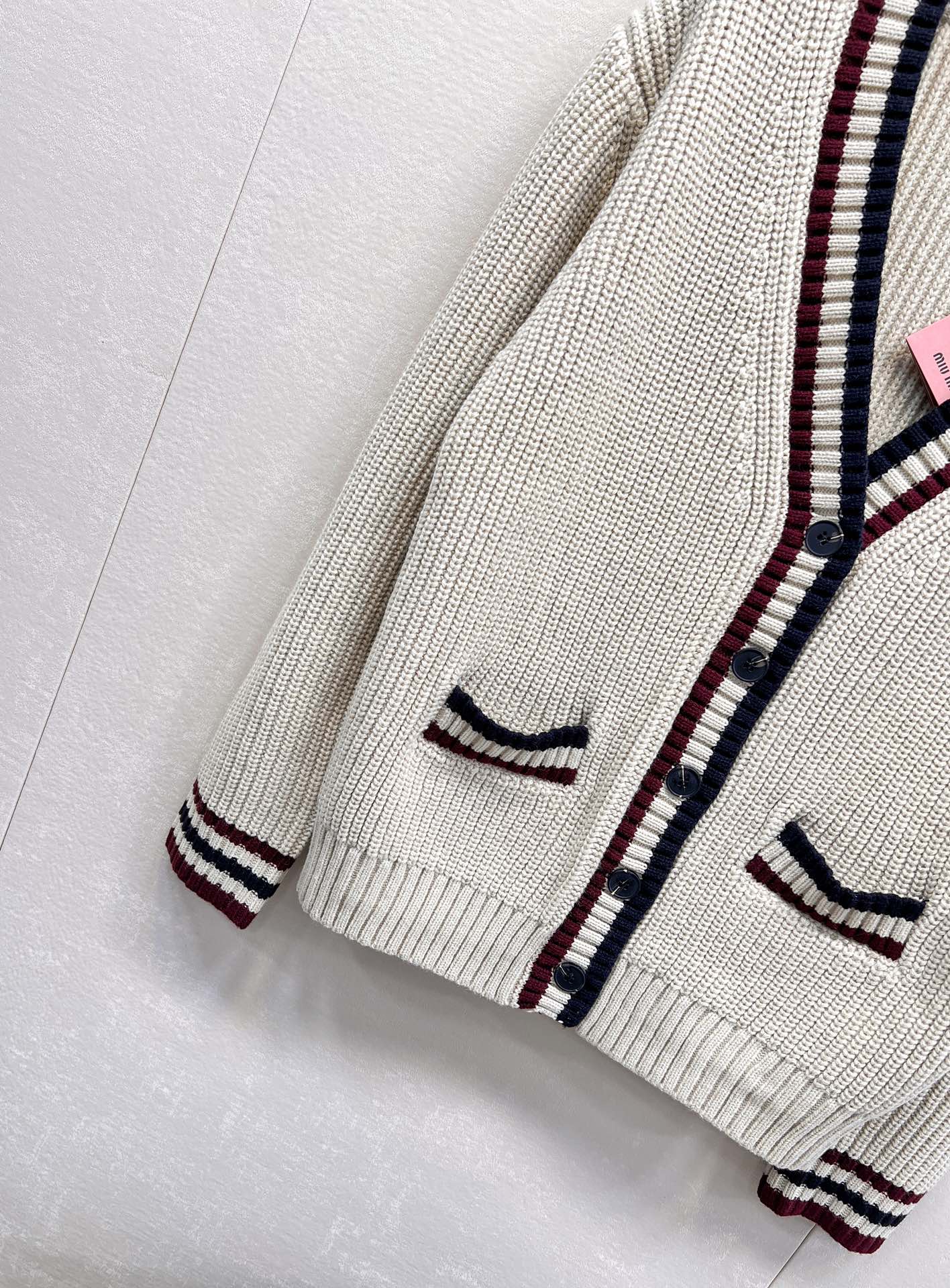 🆕MIUMIU撞色字母V领编织开衫，低调不张扬的品牌标识完善这单品设计。宽松不挑人版型上身巨显瘦！白富美