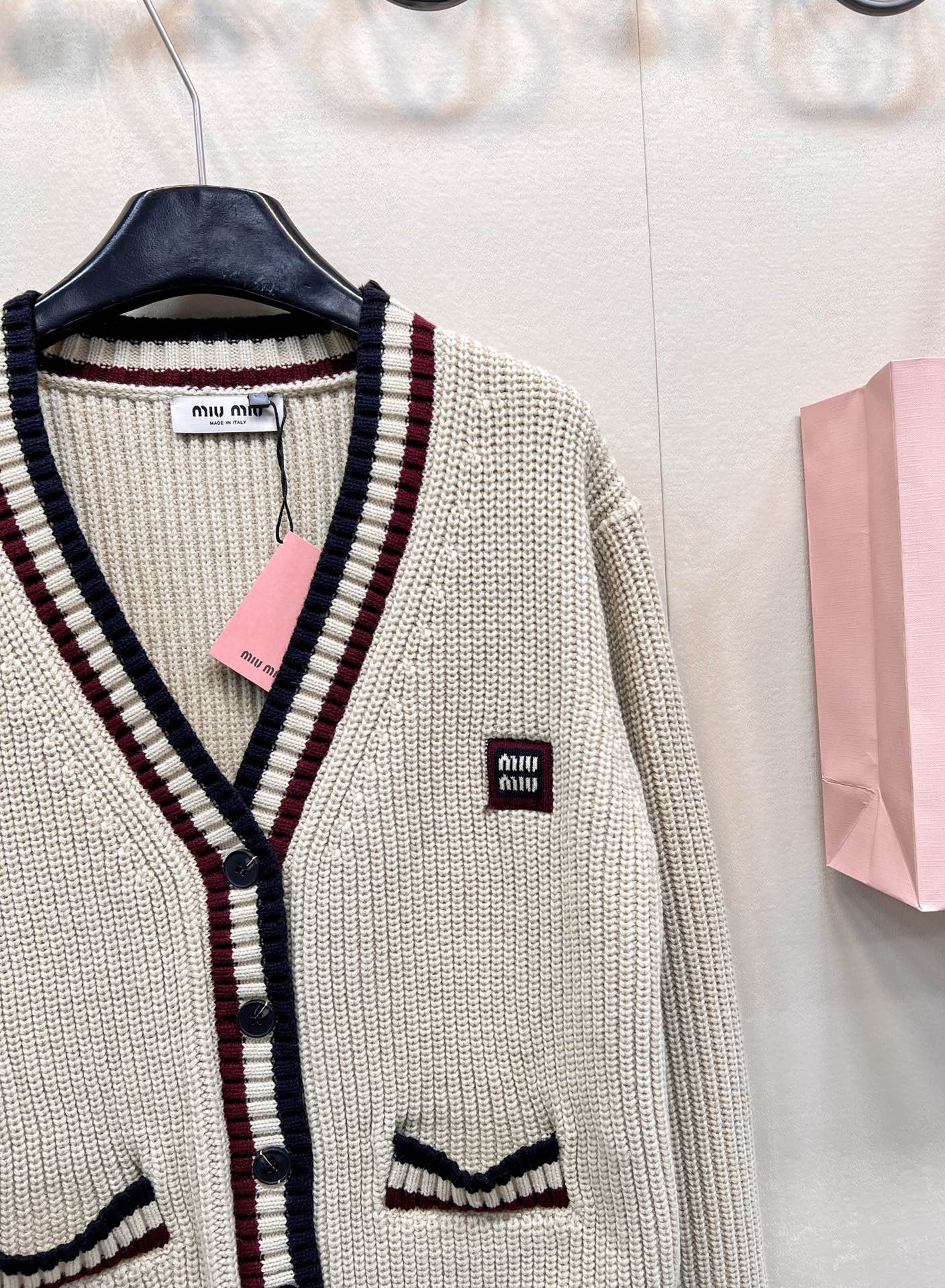 🆕MIUMIU撞色字母V领编织开衫，低调不张扬的品牌标识完善这单品设计。宽松不挑人版型上身巨显瘦！白富美