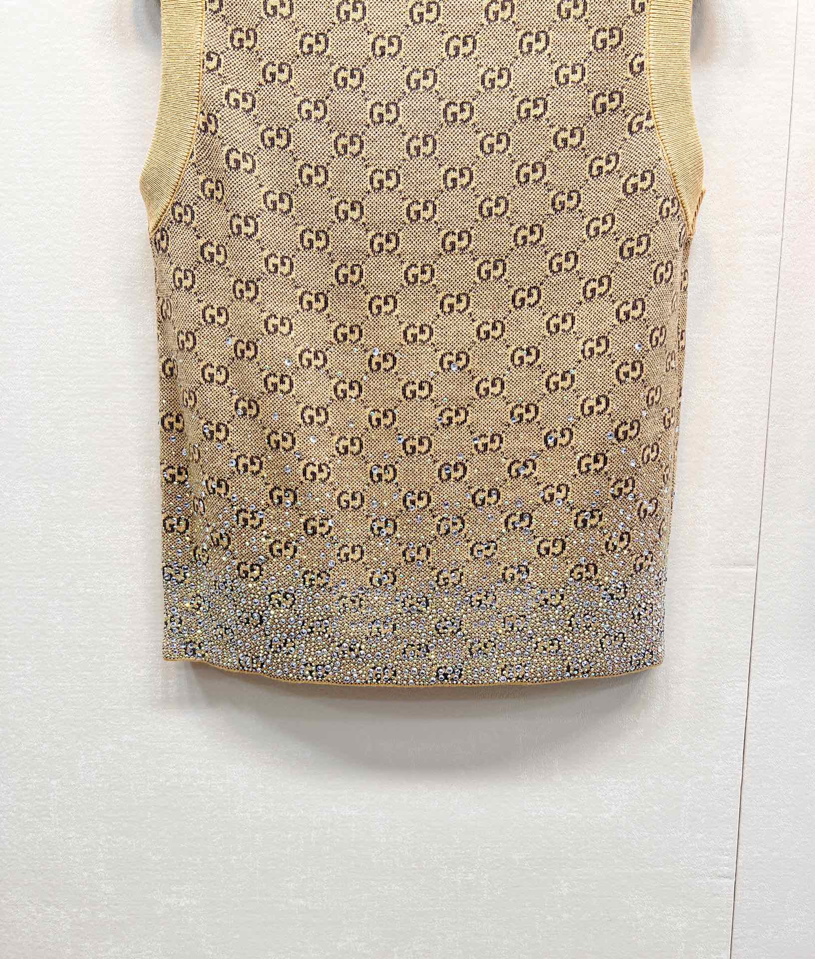 🆕 GUCCI 25SS早春新款双G满印提花烫钻针织衫马甲双G logo立体感足 辨识度满满 同时它延续