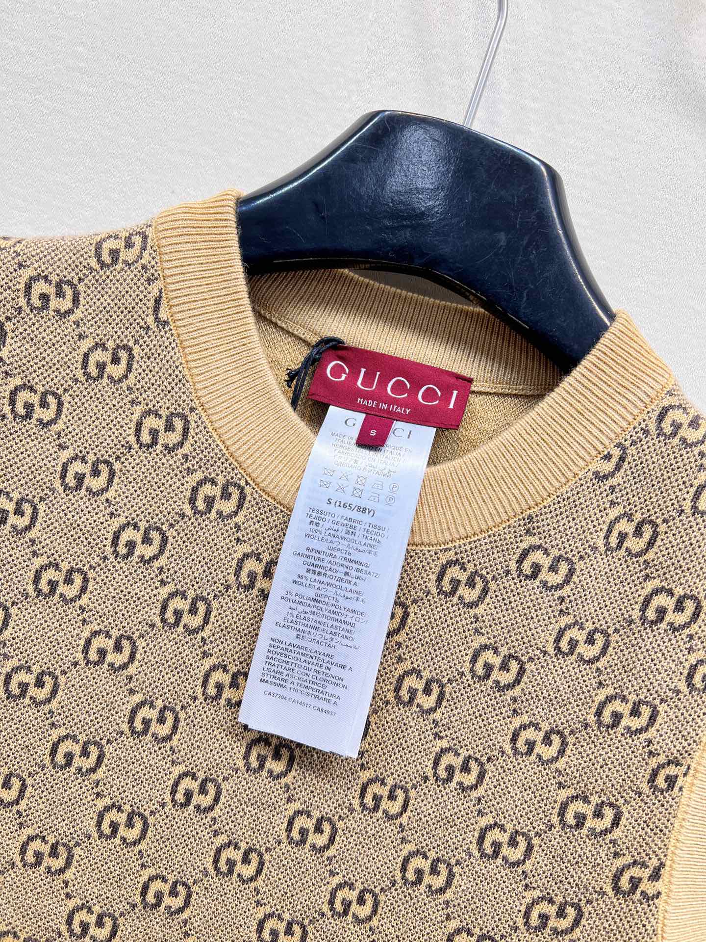 🆕 GUCCI 25SS早春新款双G满印提花烫钻针织衫马甲双G logo立体感足 辨识度满满 同时它延续