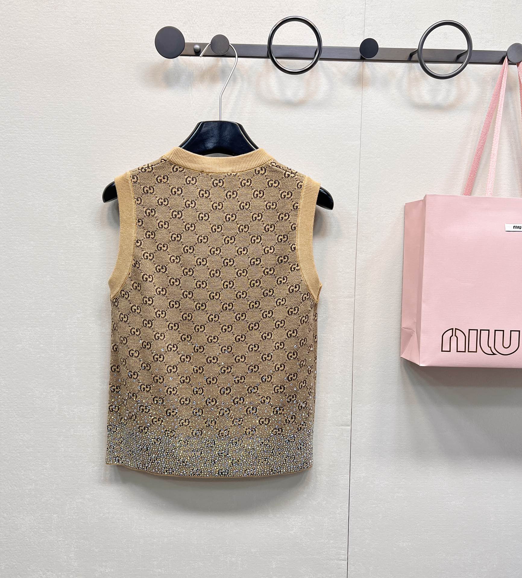 🆕 GUCCI 25SS早春新款双G满印提花烫钻针织衫马甲双G logo立体感足 辨识度满满 同时它延续