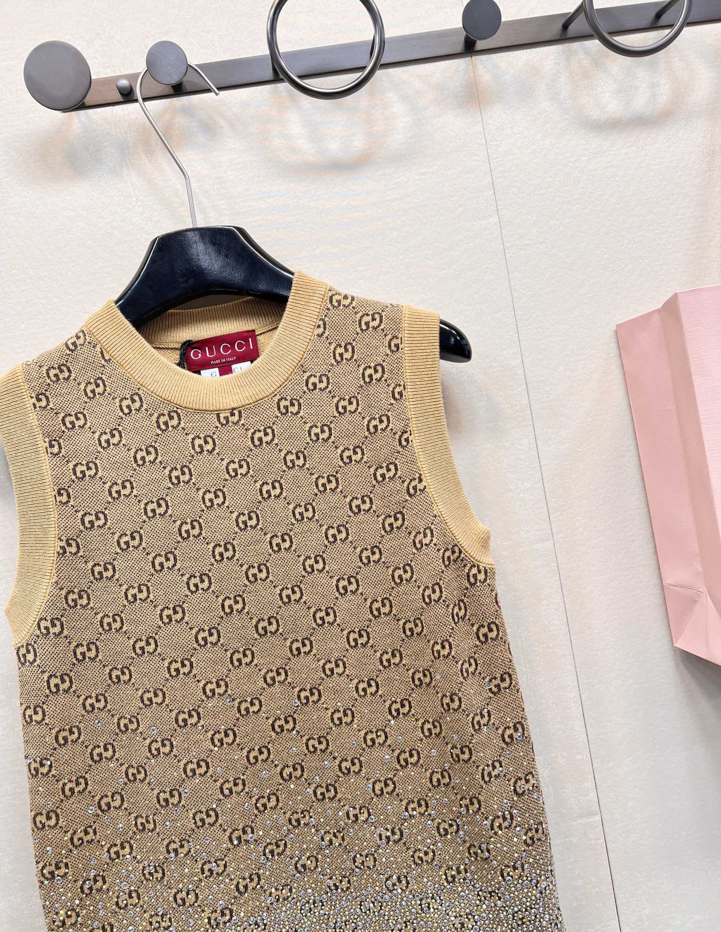 🆕 GUCCI 25SS早春新款双G满印提花烫钻针织衫马甲双G logo立体感足 辨识度满满 同时它延续